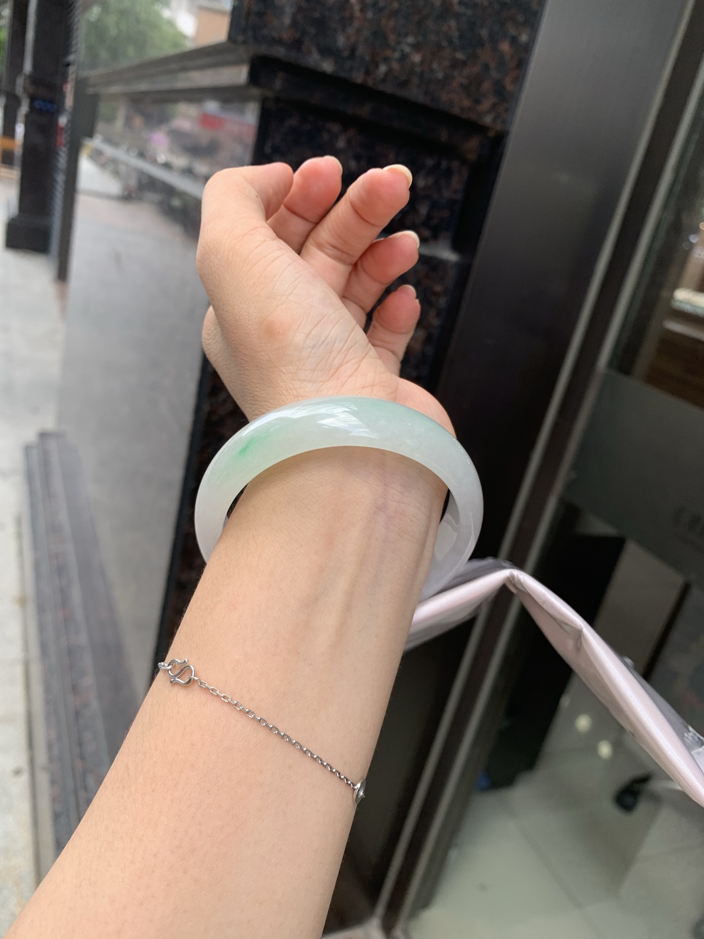 冰飘绿宽版正圈 58.3-6.9-15.6 0705-N1154 无裂，玉质冰润细腻，清爽的底子一抹阳绿花，鲜活而灵动，犹如新冒的嫩芽，艳丽惹人
