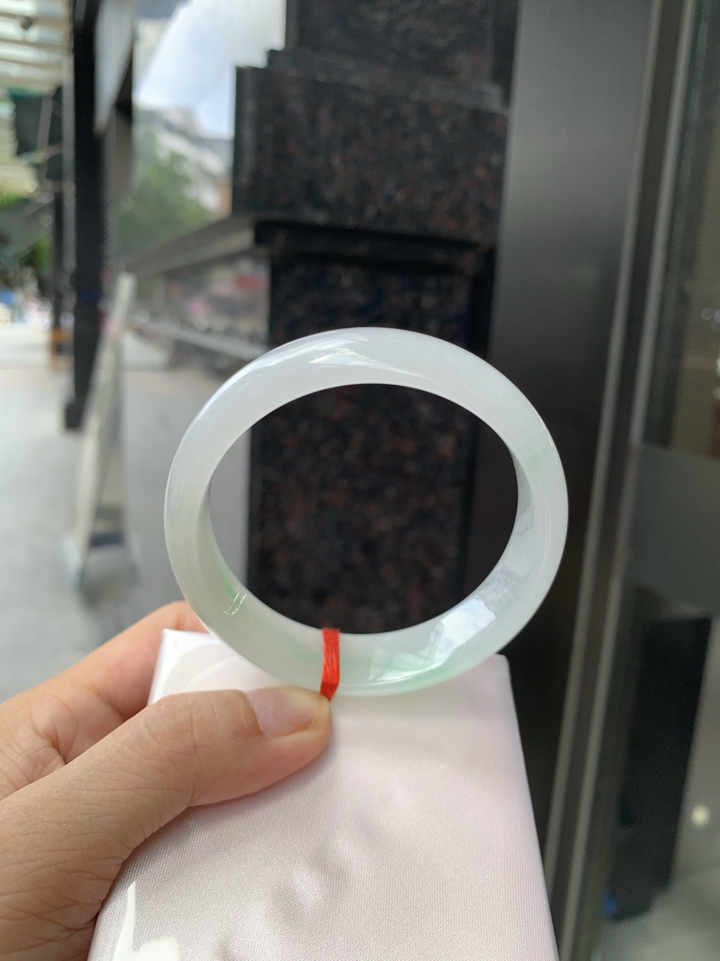 冰飘绿宽版正圈 58.3-6.9-15.6 0705-N1154 无裂，玉质冰润细腻，清爽的底子一抹阳绿花，鲜活而灵动，犹如新冒的嫩芽，艳丽惹人