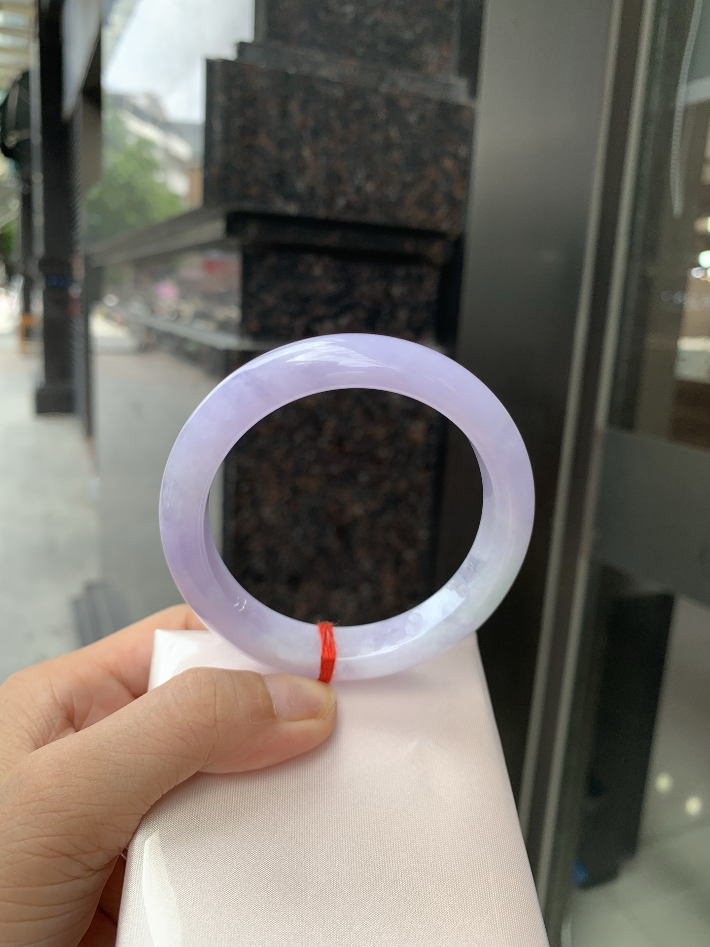 正圈 57.3-8.5-11.8 0705-2A143 打灯多处细纹，底妆水润，满圈紫罗兰吸睛抢眼，浪漫迷人，仙气飘飘，优雅高贵显气质，感满满，满满紫罗兰底色均匀不失色，不同光线不一样视觉感受