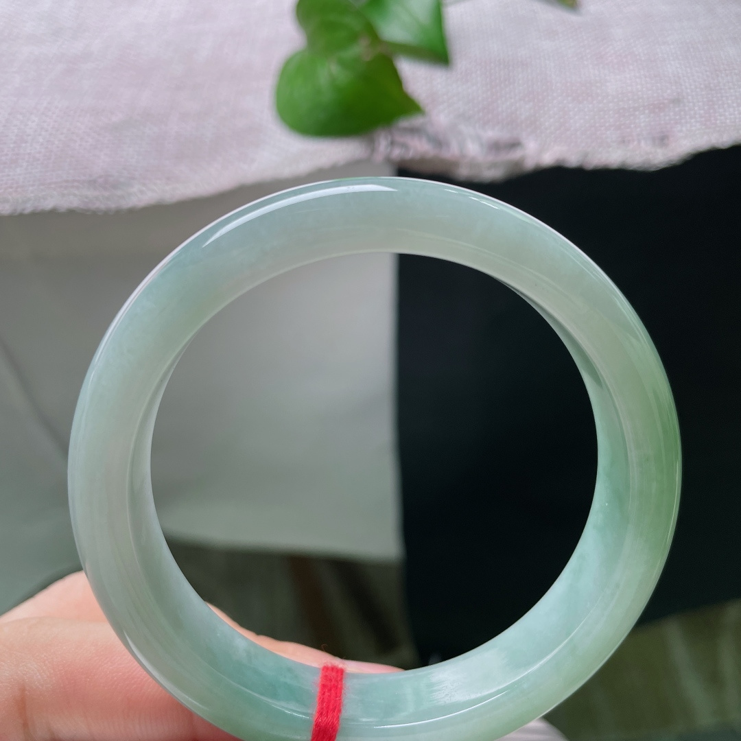 55.6/12.3/8，绿底正圈，皮纹，通透细腻，光泽柔和内敛，简约雅致，尽显温婉沉静的气韵。ss5