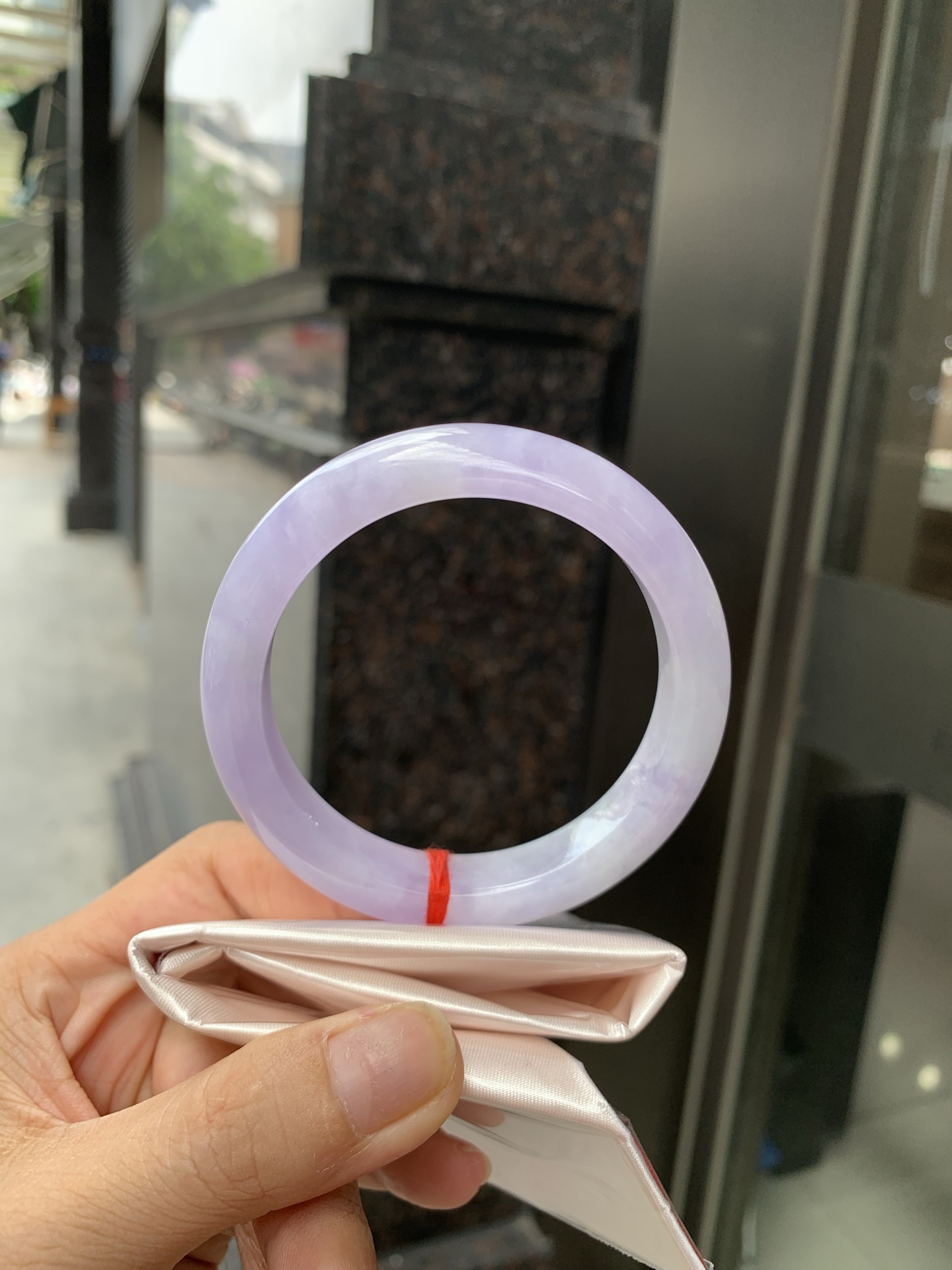 正圈 57.3-8.5-11.8 0705-2A143 打灯多处细纹，底妆水润，满圈紫罗兰吸睛抢眼，浪漫迷人，仙气飘飘，优雅高贵显气质，感满满，满满紫罗兰底色均匀不失色，不同光线不一样视觉感受