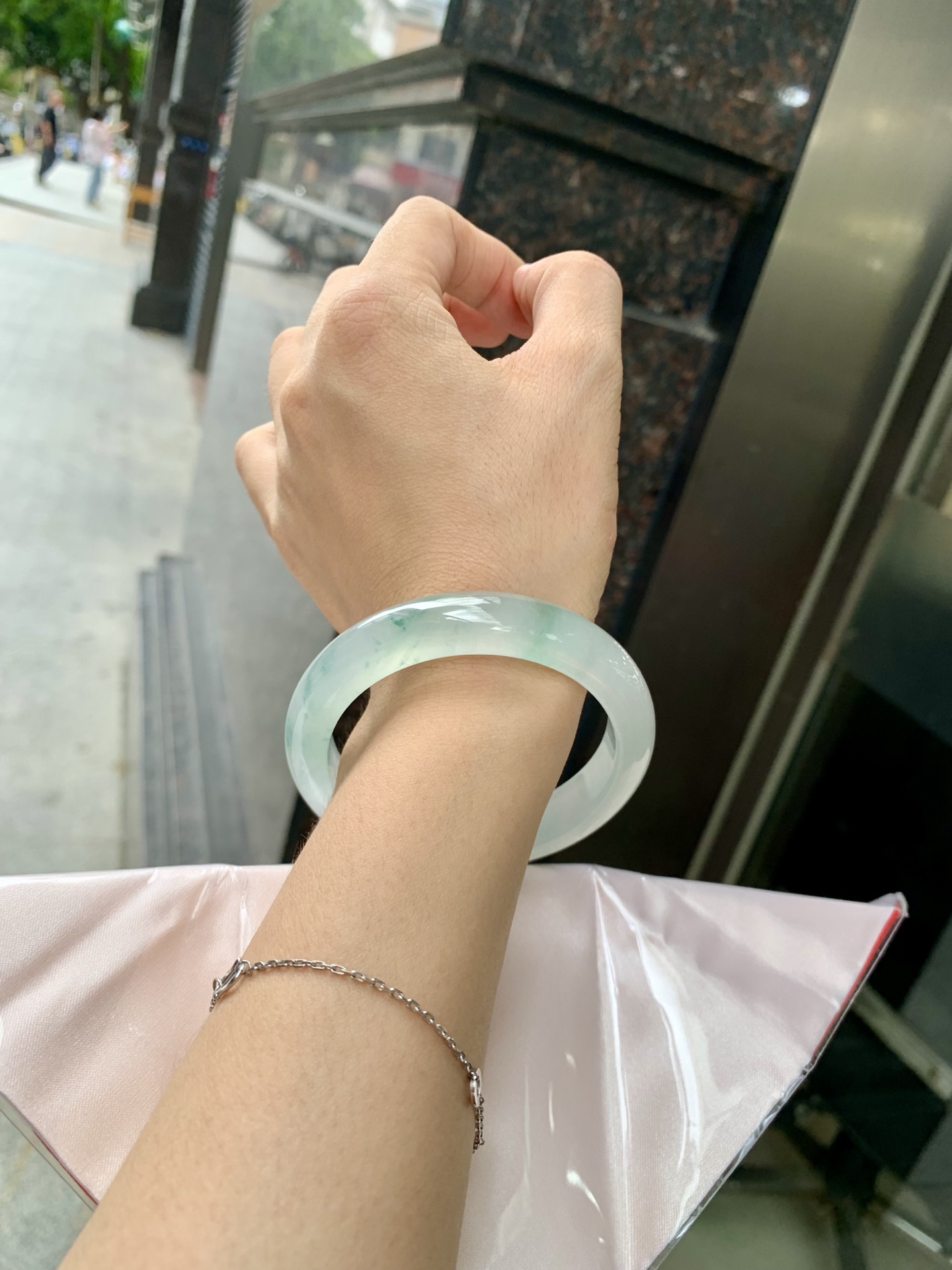 冰飘花正圈 54.5-8.3-11.9 0705-N1142 打灯多处细纹，底妆冰润细腻，冰底中几抹绿花灵动飘逸，勾勒出一幅唯美诗意的山水意境画，古典优雅又秀气