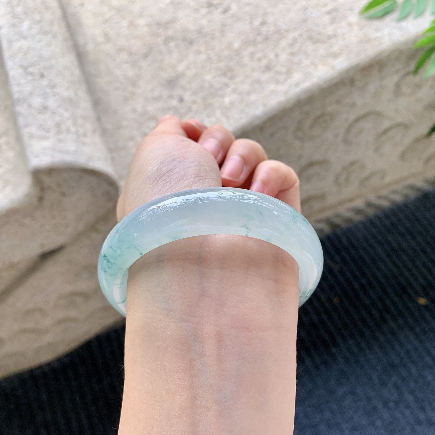 正圈 55 55【圈口】55.7/14.7/8.3【编码】T1070555【描述】糯冰飘花，水润，种老，细腻，打灯有棉线