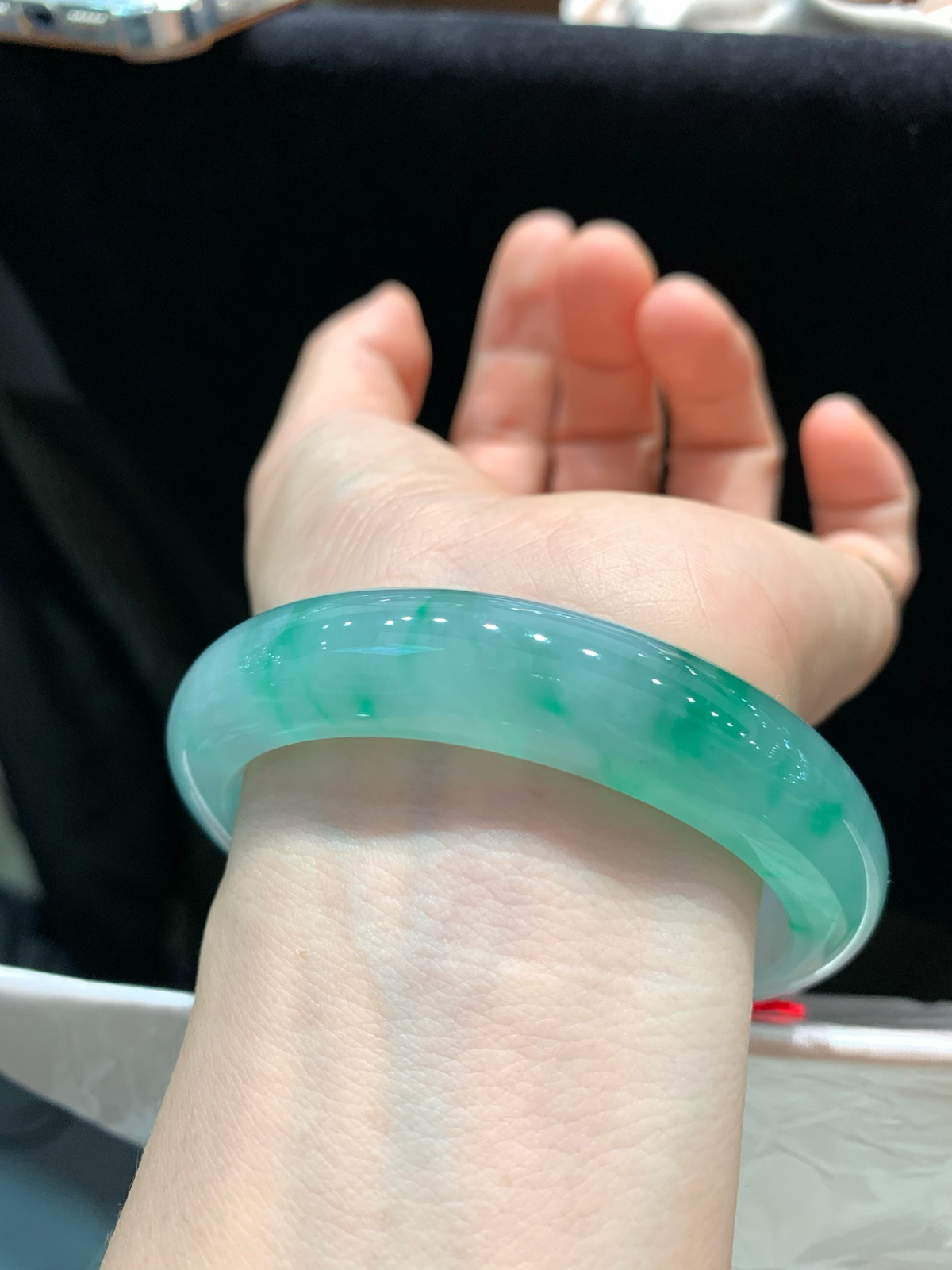 尺寸58.7/13.3/9.2mm带色手镯
水润细腻 清新甜美