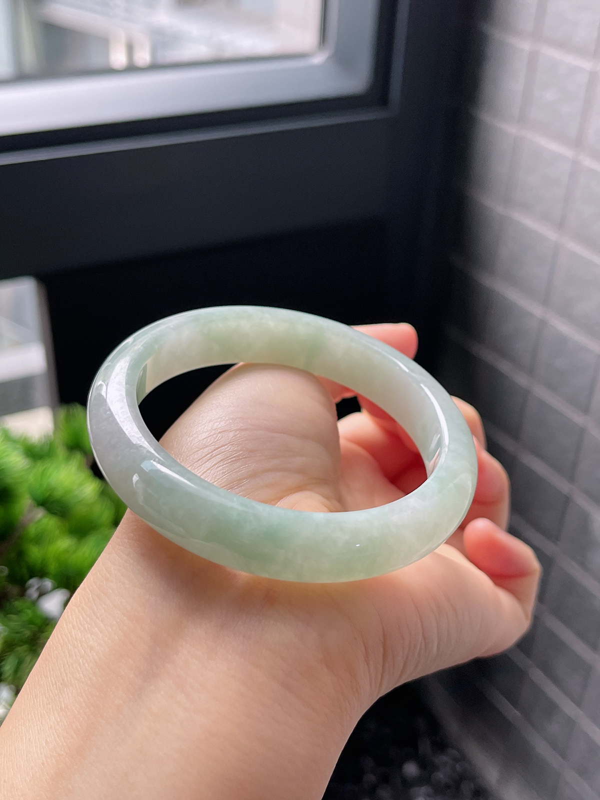 圈口56.6，糯化种浅绿色飘花翡翠正圈手镯