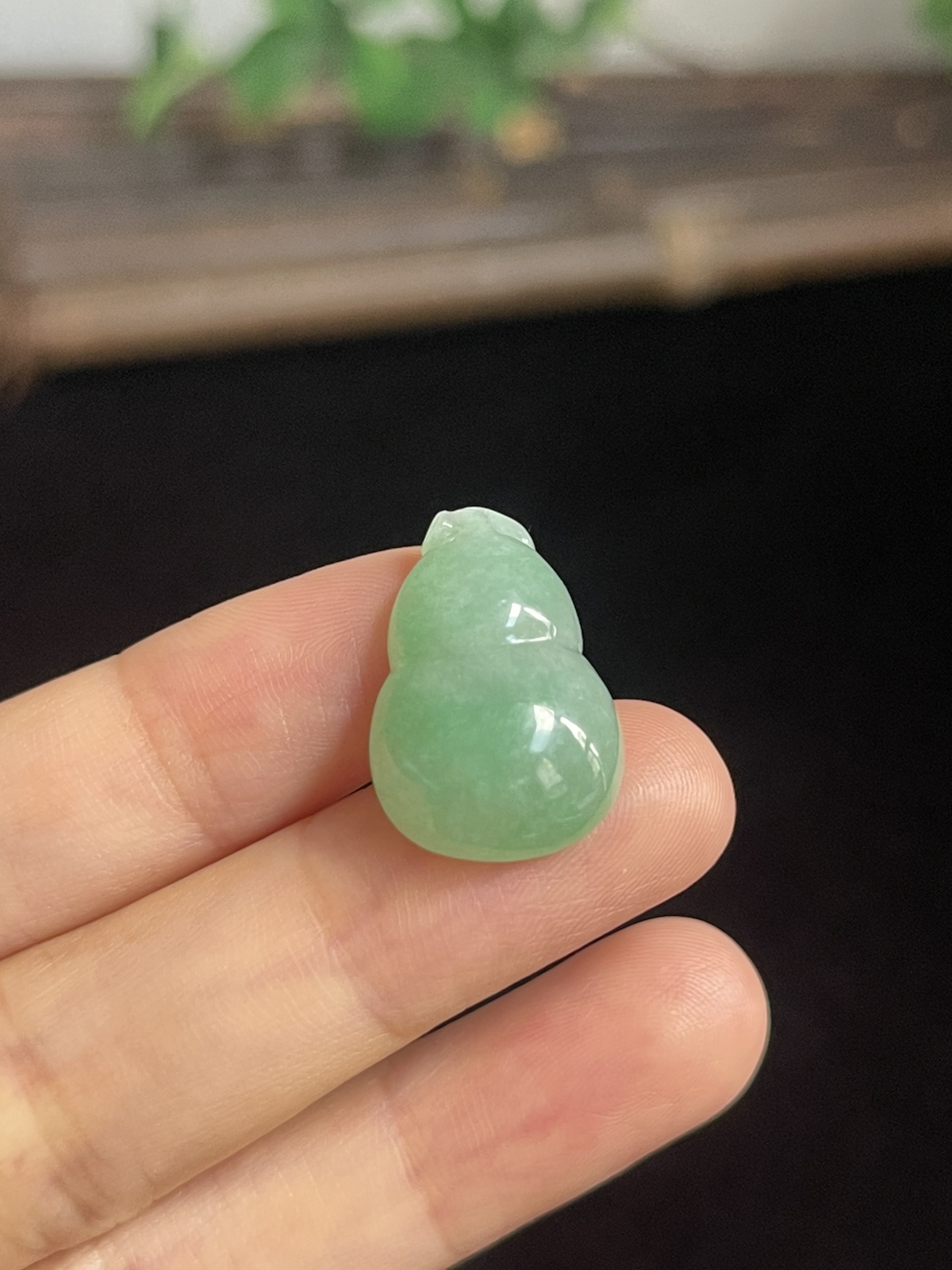 翡翠糯化种浅绿色葫芦挂件