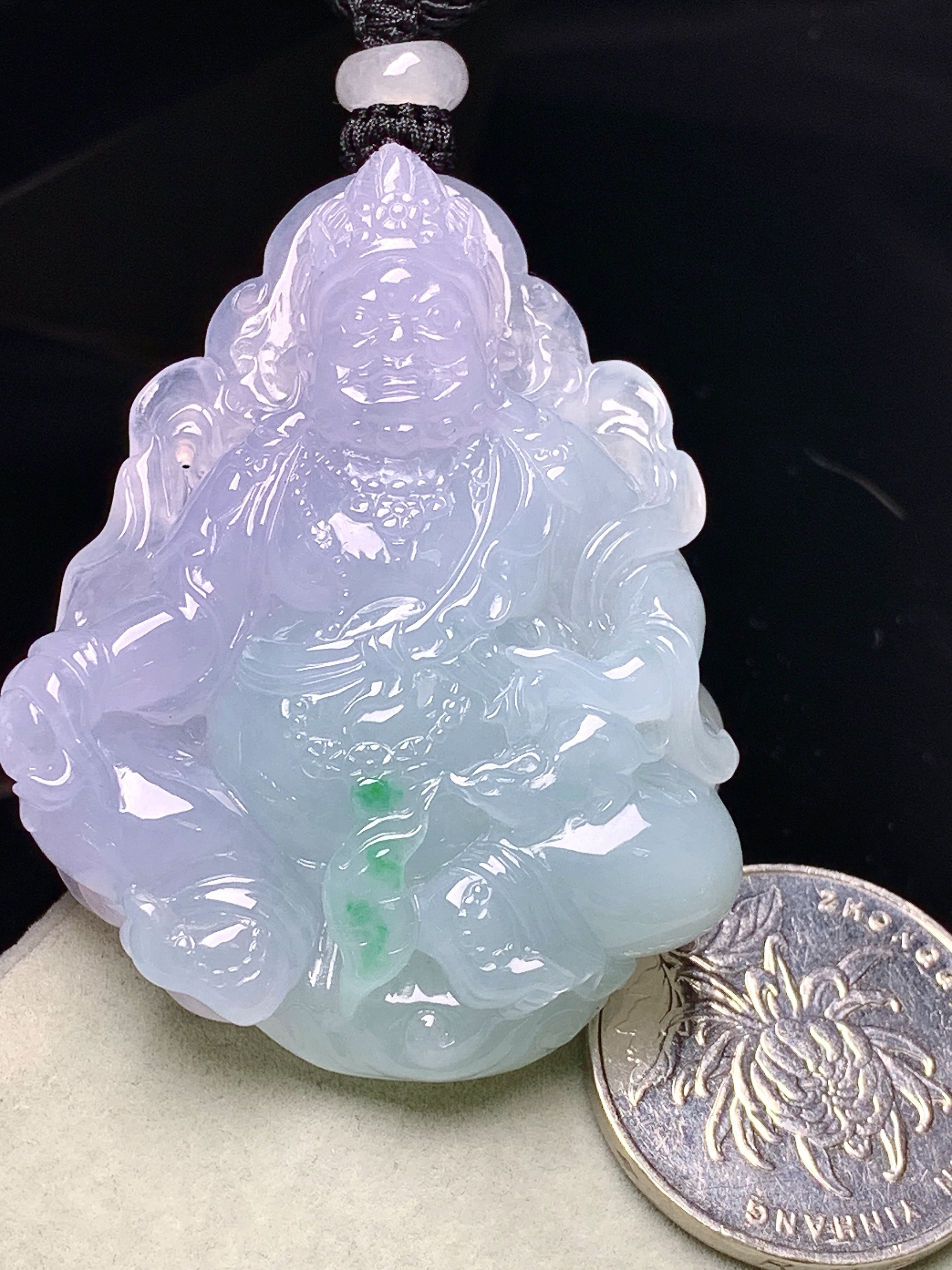 飘绿黄财神吊坠 玉质细腻 色泽艳丽清新 整体尺寸51.5*41*12 a5