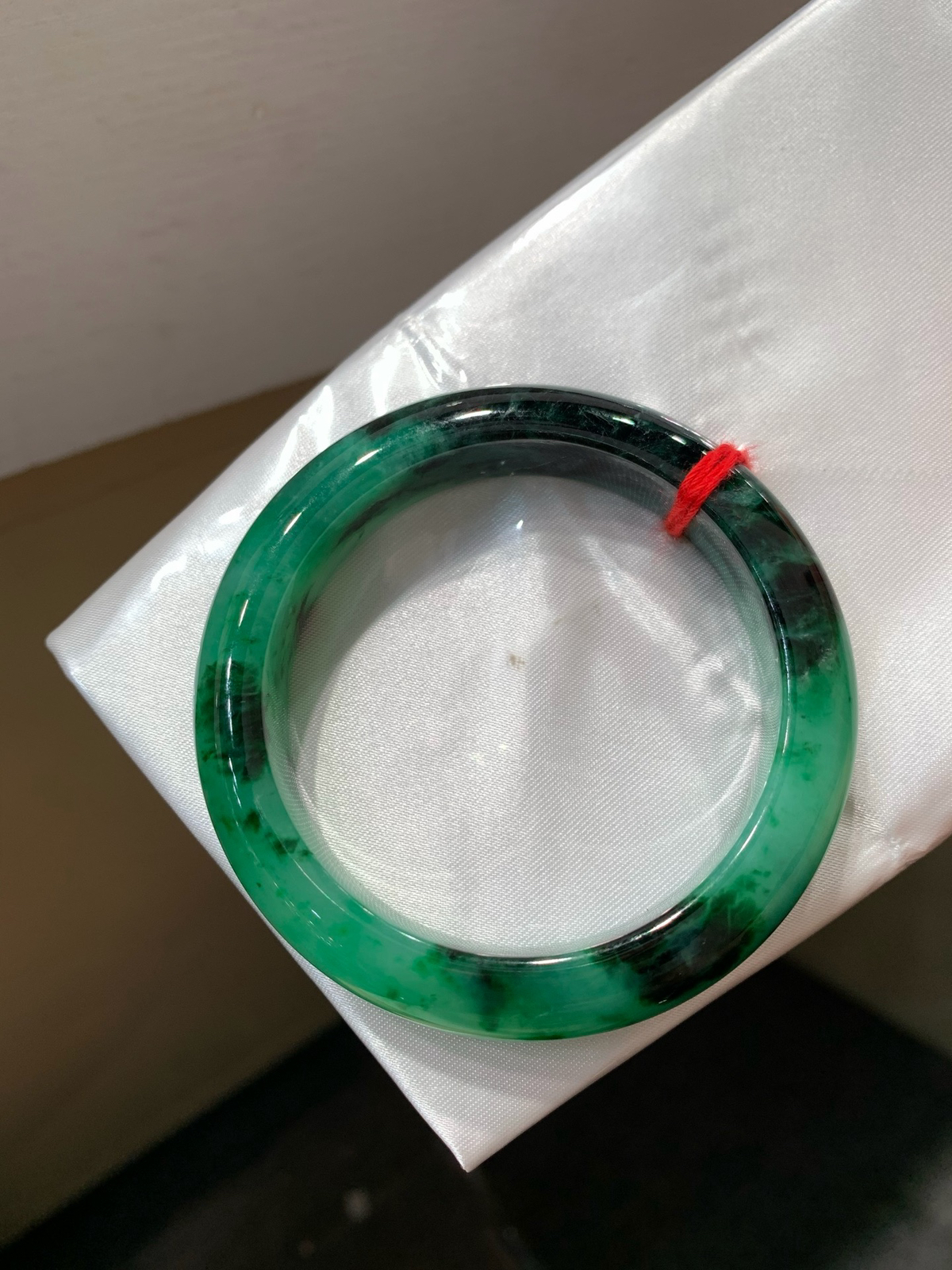 尺寸52.1/11.9/8.8，带色手镯
水润细腻
