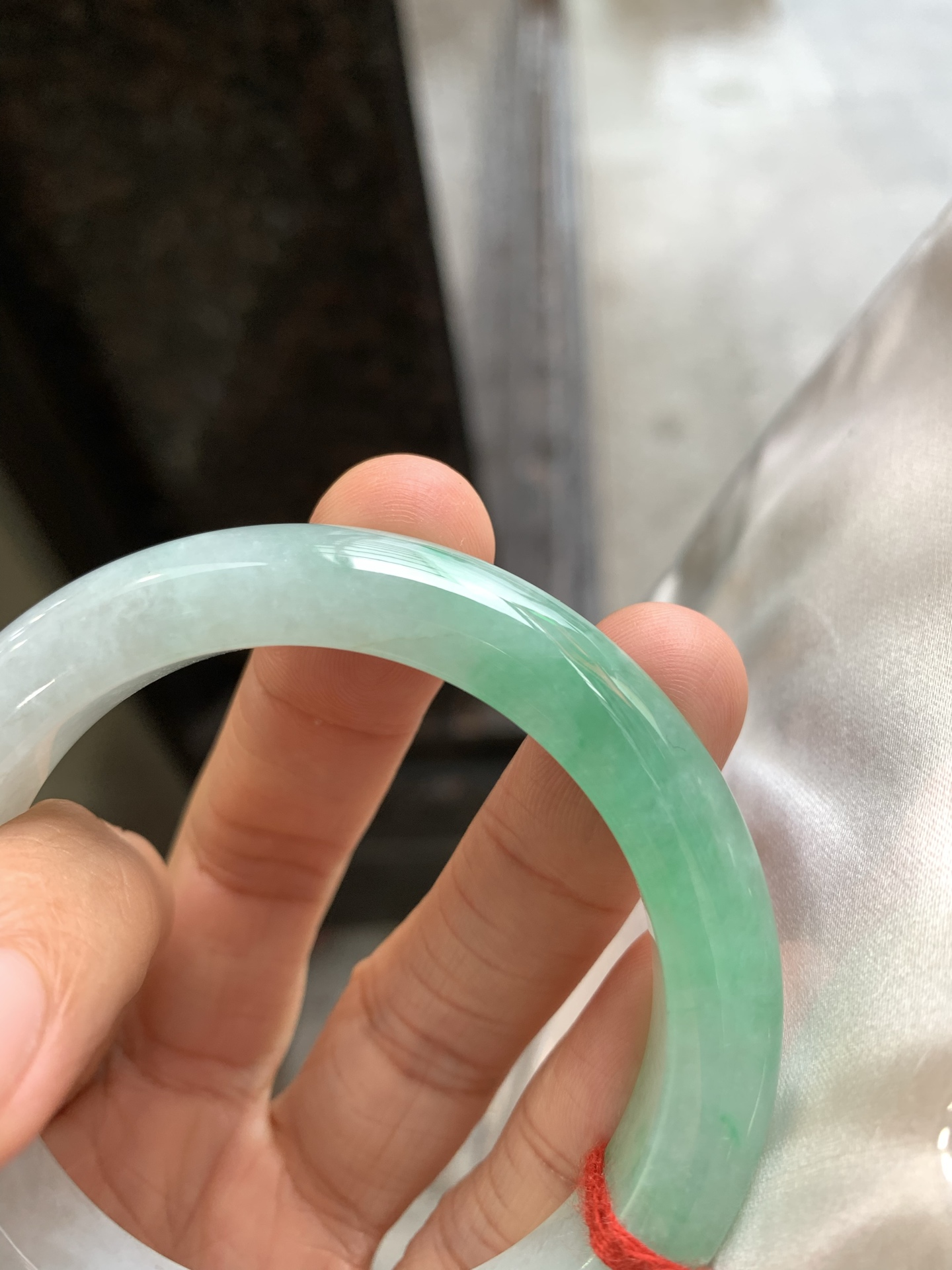正圈飘绿 表皮微瑕疵微扣 尺寸：53.8/11.2/9.5 色好