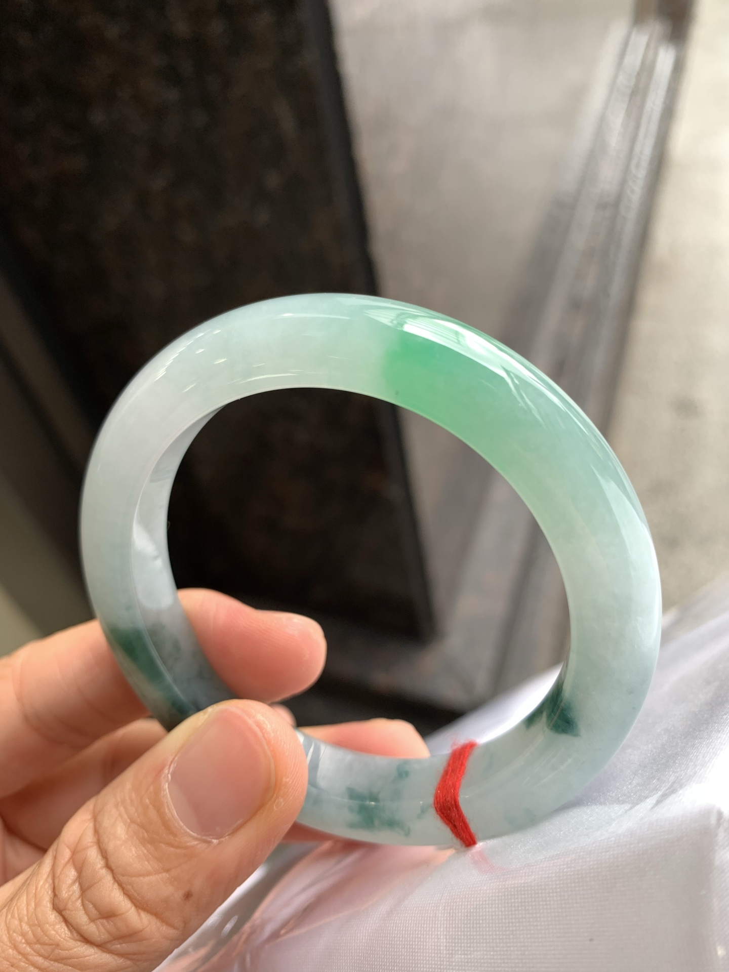 正圈飘绿 无裂 尺寸：53.8/10.5/8.8 细腻