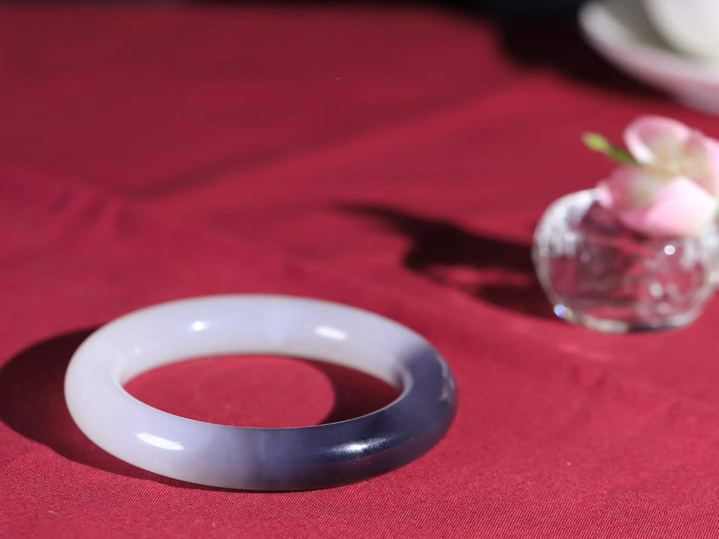 （柔情似水.手镯）

精品和田玉白玉烟紫双色圆条手镯，玉质温润细腻，镯型饱满圆润，优雅知性，姽婳于幽静兮，又婆娑乎人间，经典款型，古朴典雅。极具灵性，腕间风情，风姿卓越。 重63.5克   内径54.5mm尺寸11.7-11.5mm    FDA-36502626