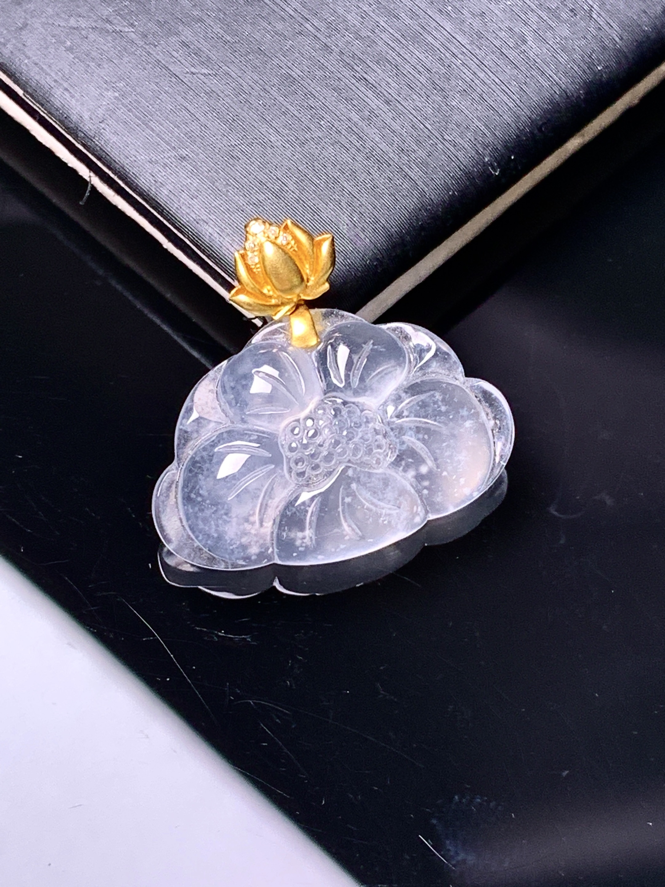 18k金镶嵌冰种莲花吊坠 玉质细腻 色泽艳丽清新 整体尺寸19.6*21*4 d4