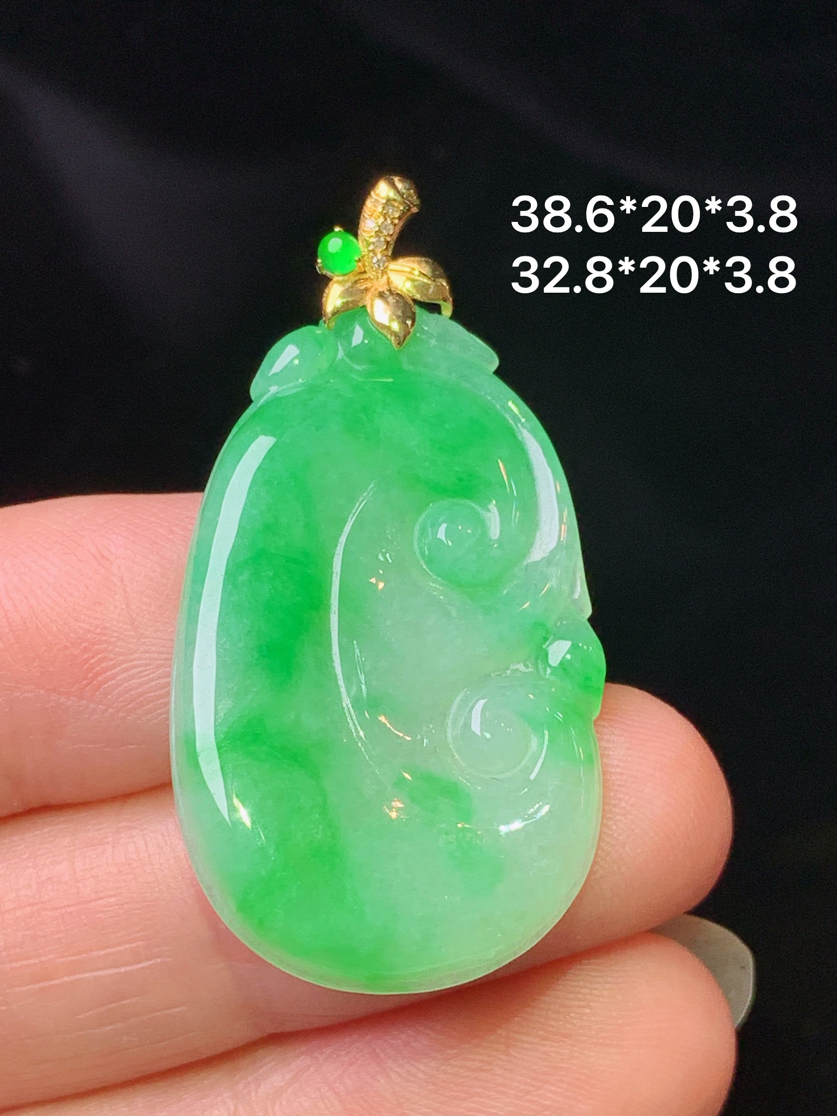 18k金镶嵌阳绿如意吊坠 玉质细腻 色泽艳丽清新 整体尺寸38.6*20*3.8 a4