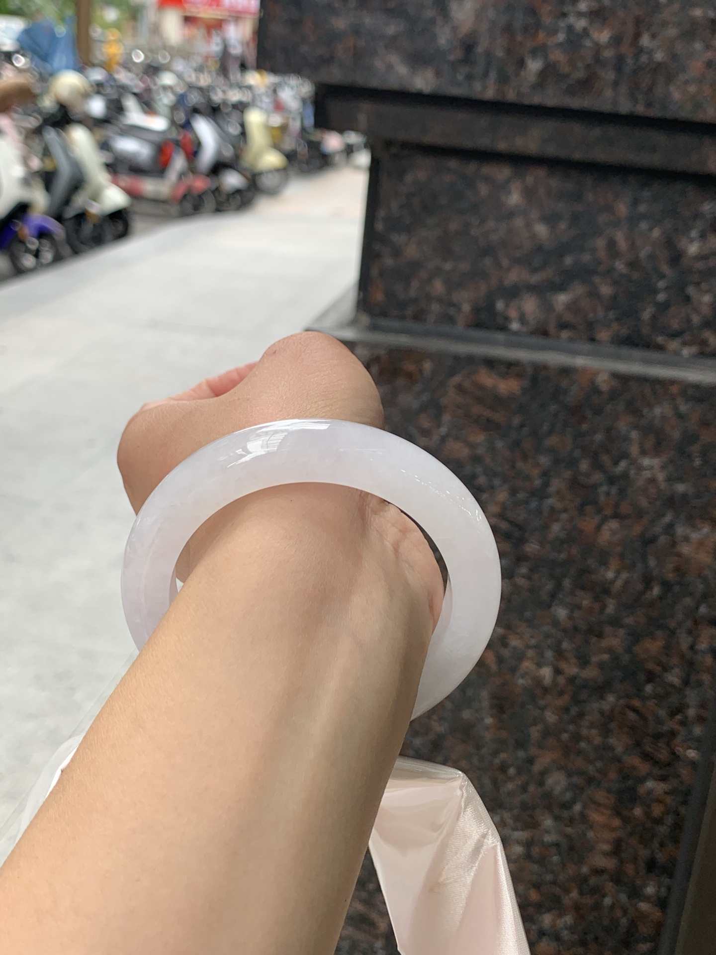 白冰正圈 55.7-12-10 0706-N1158-3 打灯冰晶纹，底妆冰透胶润，一腕清透，简约清爽，不挑肤色年龄，给人一种清雅脱俗，天真纯美的感觉，真不愧是翡翠中的初恋