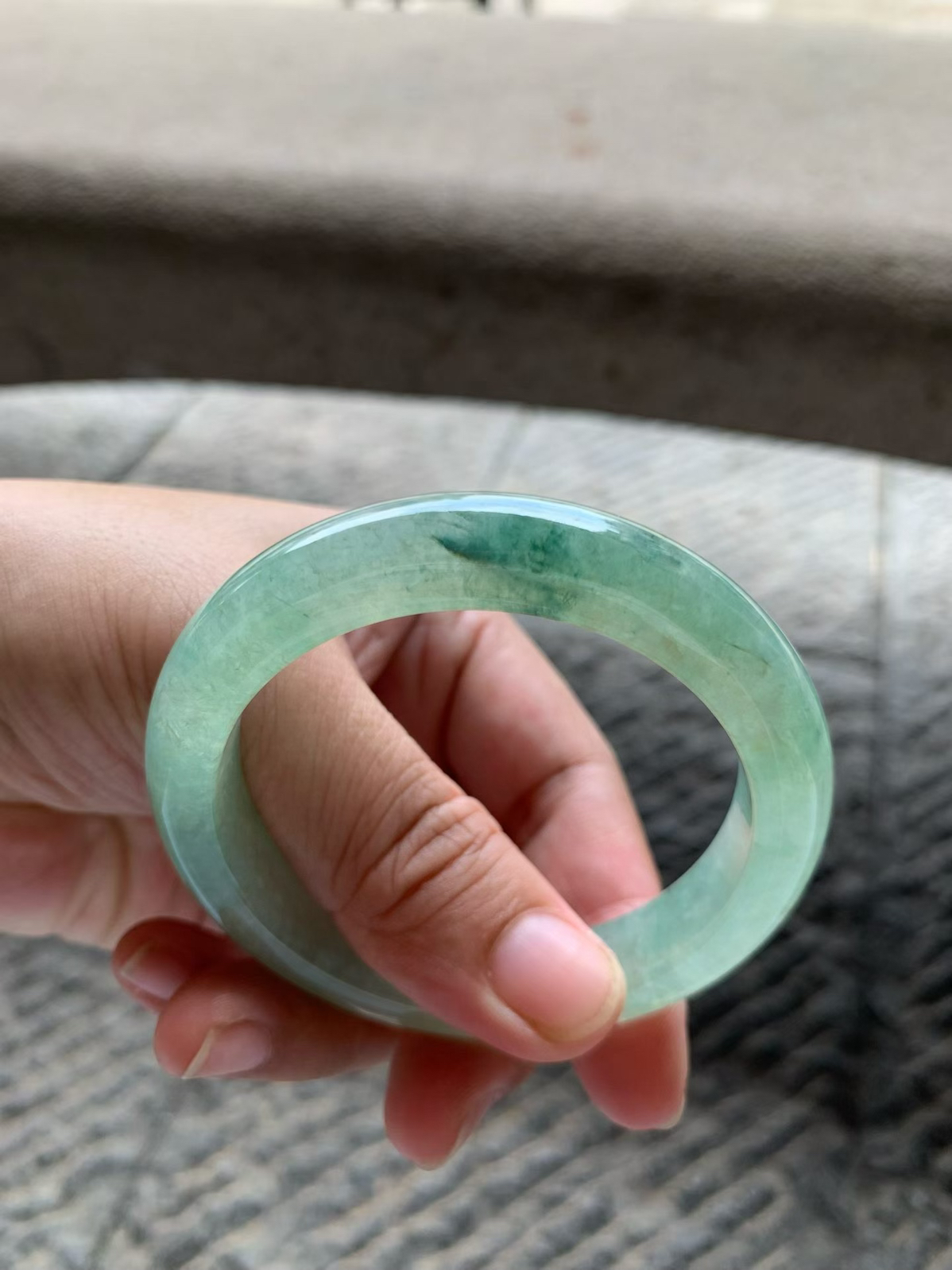 绿水底飘花正圈手镯尺寸54*11.5*8.5 老种通透，水润光泽，整圈绿水底，清透不闷，花色自然，灵动飘逸！