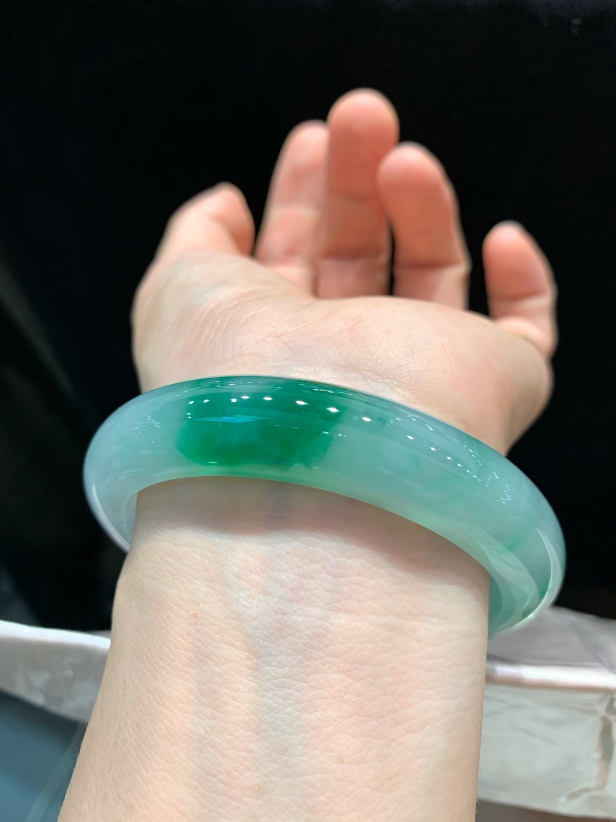 尺寸58.7/13.3/9.2mm带色手镯
水润细腻 清新甜美