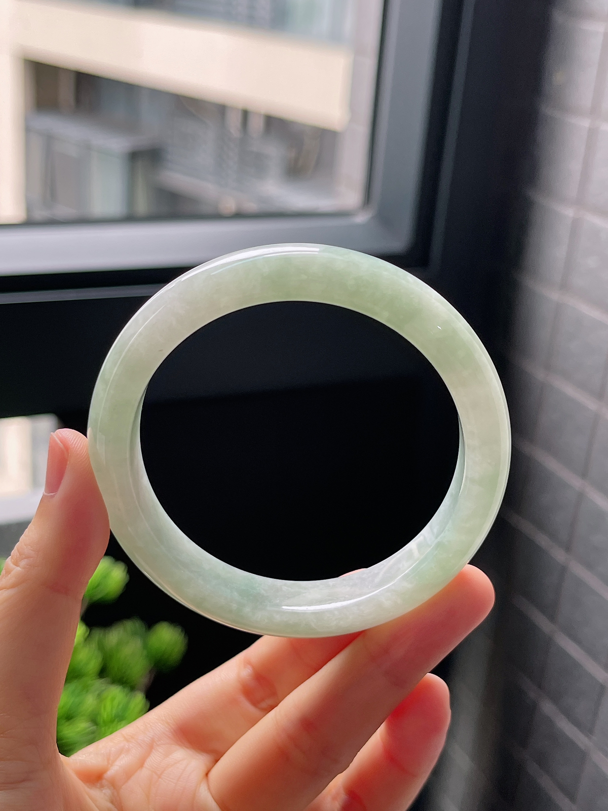 圈口56.6，糯化种浅绿色飘花翡翠正圈手镯