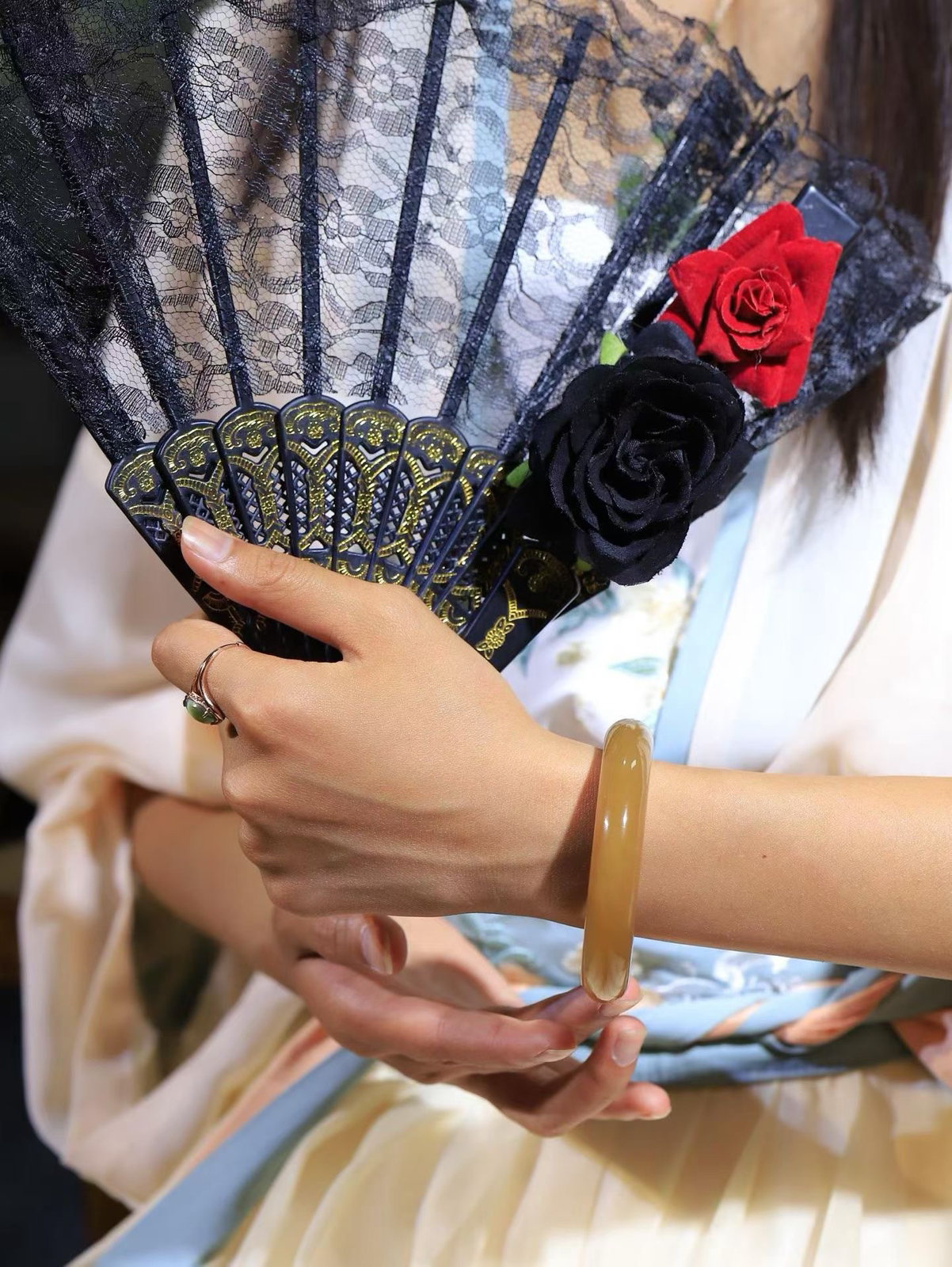 【暖玉生香·手镯】

精品和田玉糖玉手镯，质地油润细腻，色泽高贵典雅，镯型古朴典雅。在诗情画意的雨