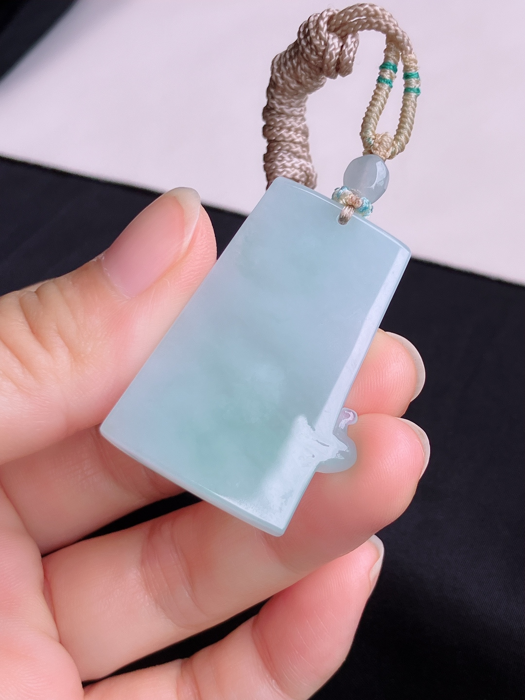 底色平安牌，简约时尚，尺寸43.6/28.8/5.3/自然光实拍