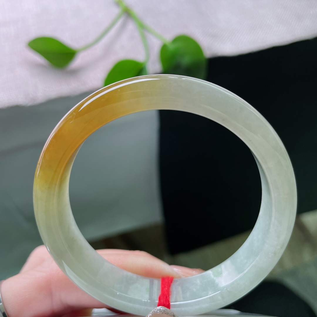 55/12.2/7.6黄翡正圈，水润细腻，东方霞色，伴你阅尽千帆，依旧温润如初，无裂，ss50652a