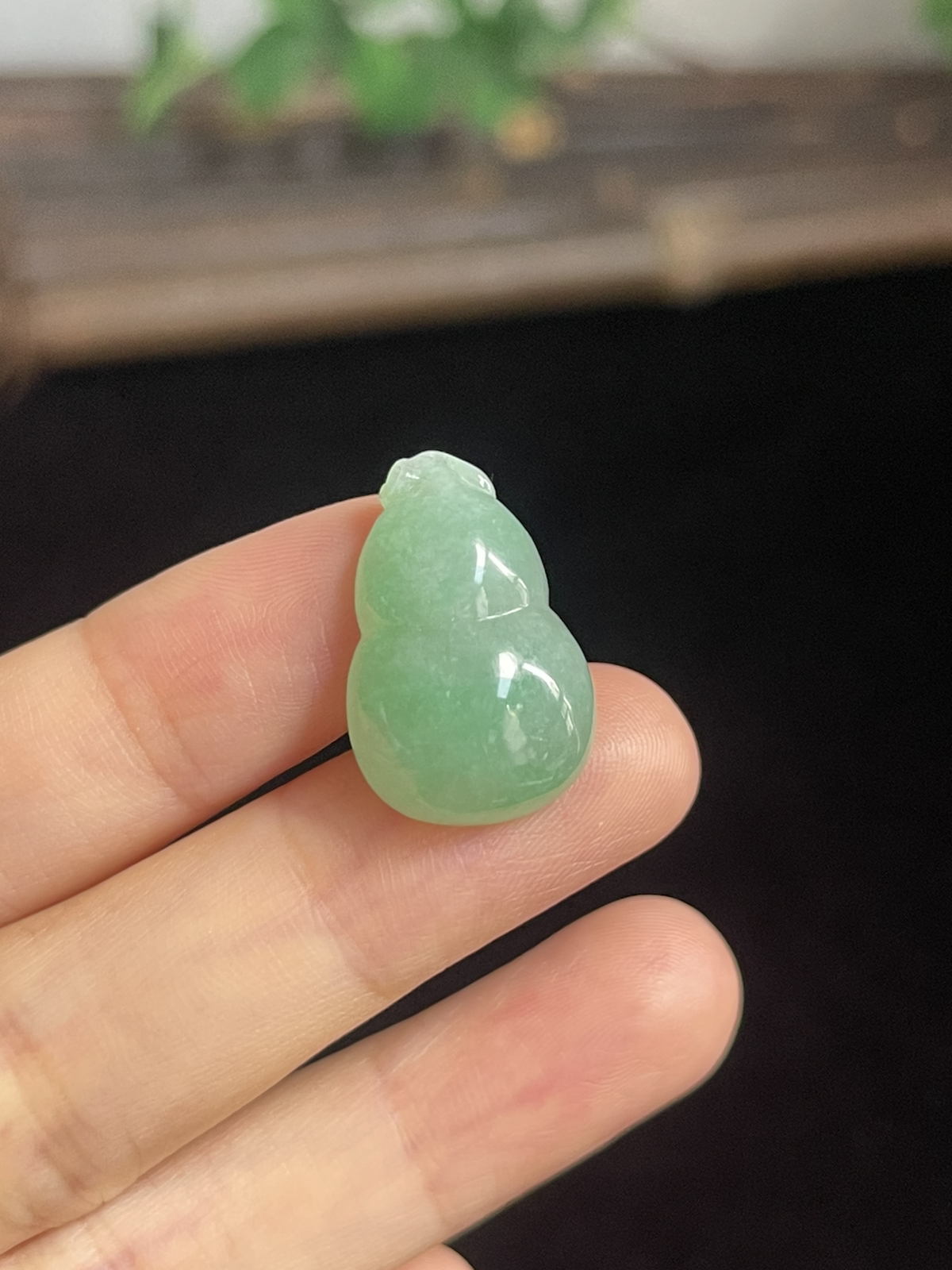 翡翠糯化种浅绿色葫芦挂件