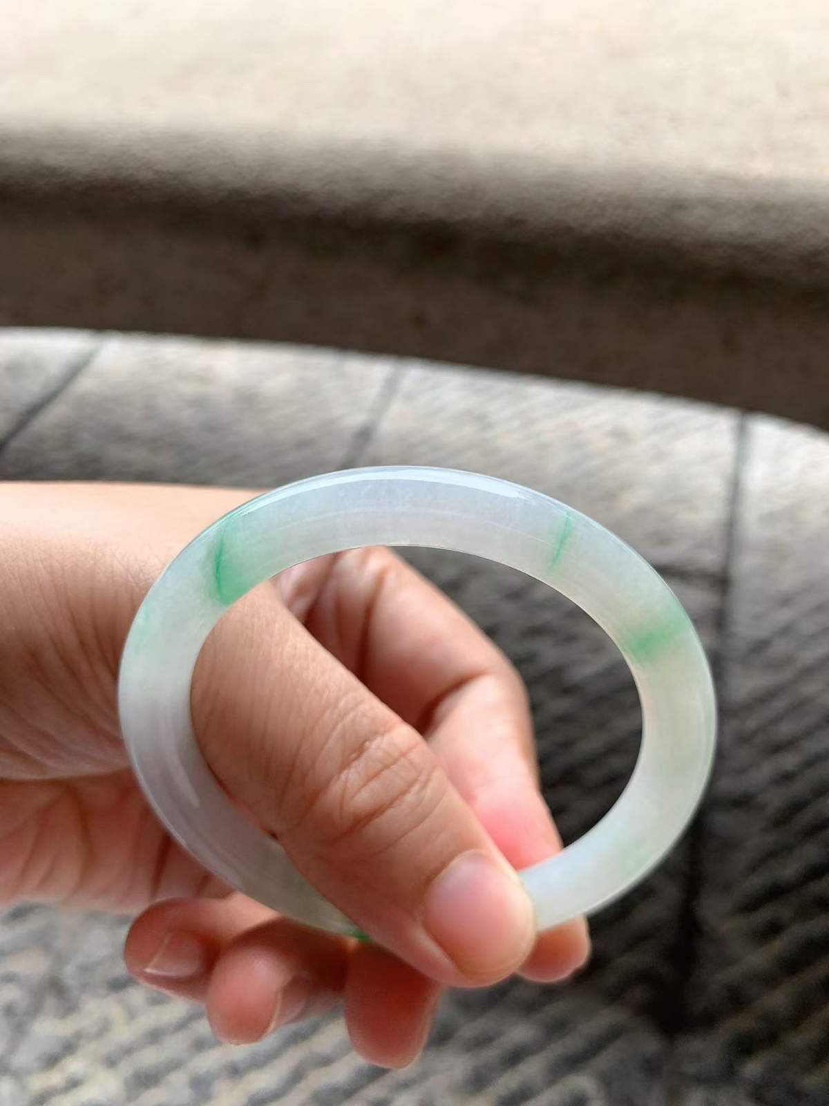 飘阳绿圆条手镯尺寸52*7.5*8 种质细腻，釉洁水润，底子清爽，几抹翠色灵动，绚丽夺目！