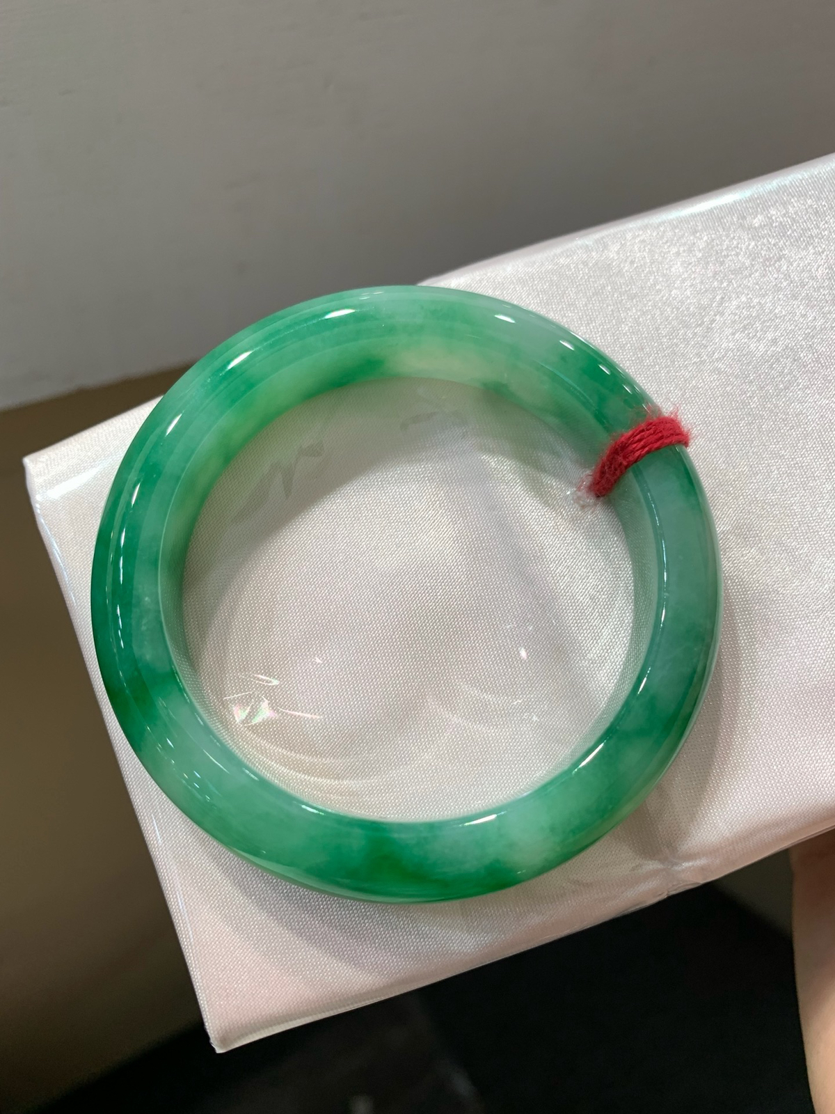 尺寸52.6/11.9/8.3，飘绿花手镯
水润细腻 有种有色