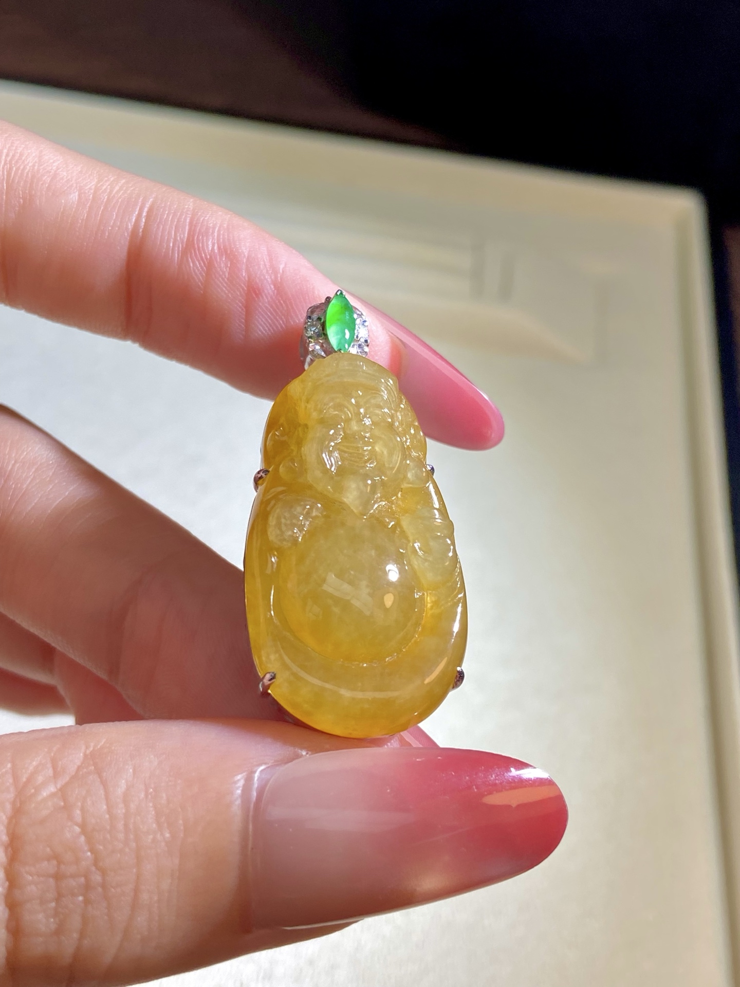 冰种黄翡财神吊坠，黄翡招财一绝，简约，上身巨显白又显气质：39.3-18.1-9.6，裸石：32.4-18.1-8mm，无裂