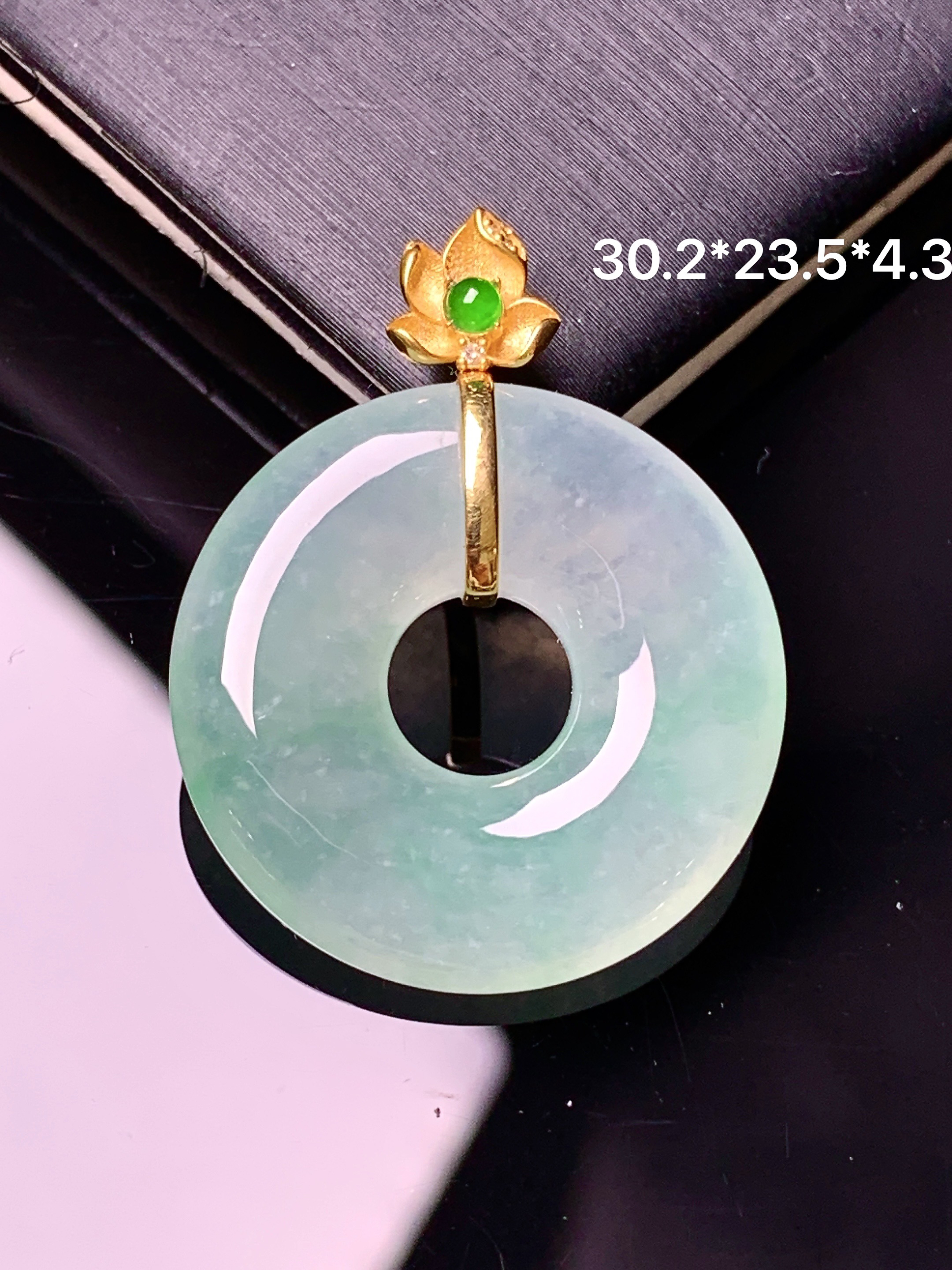 18k金镶嵌飘绿平安环吊坠 玉质细腻 色泽艳丽清新 整体尺寸30.2*23.5*4.3 a4