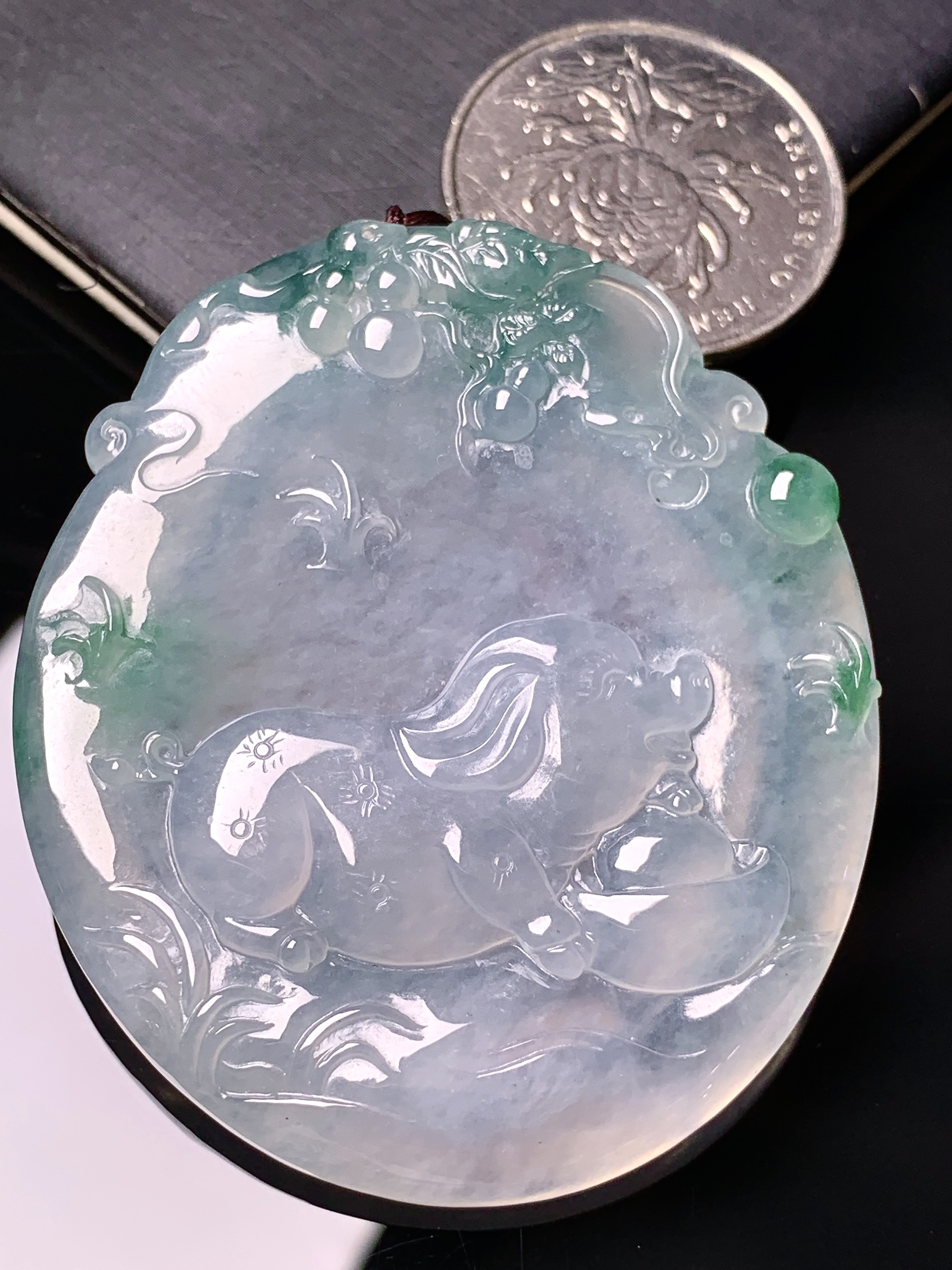 飘绿生肖猪吊坠 玉质细腻 色泽艳丽清新 整体尺寸53*45.7*5.5 b2