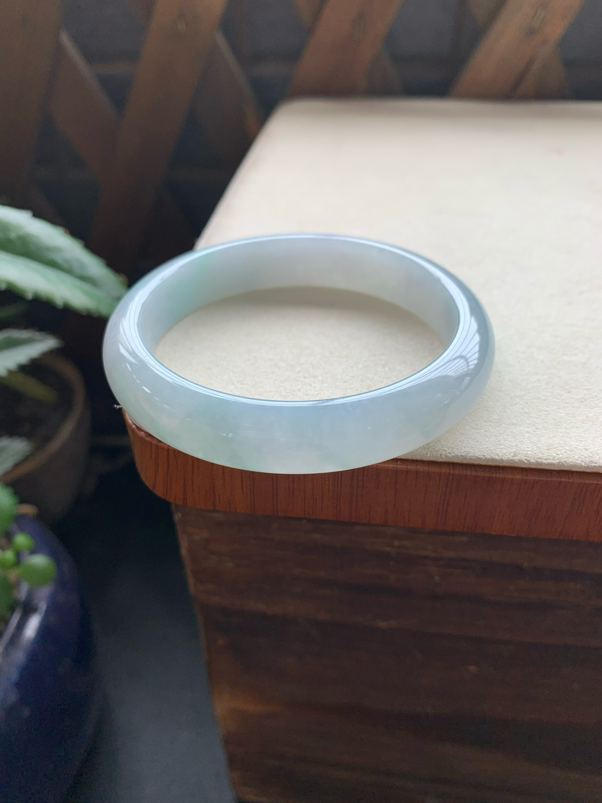 55圈口飘绿手镯