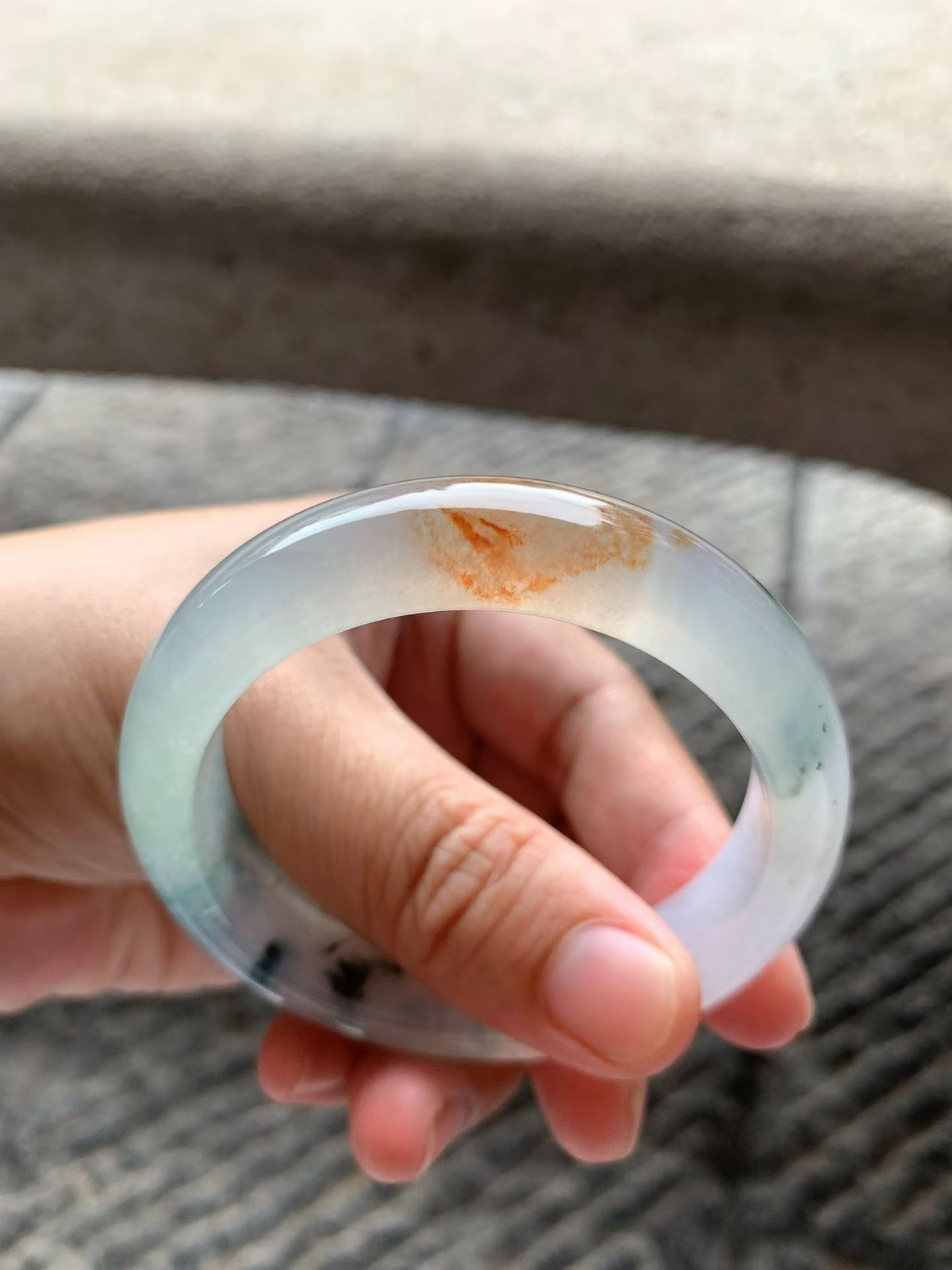 特色红翡飘花正圈手镯尺寸53.5*13*8.2 老种冰透，清润水足，胶润无比，一抹红翡色泽温润柔和，花色灵动飘逸，韵味十足，微细纹！