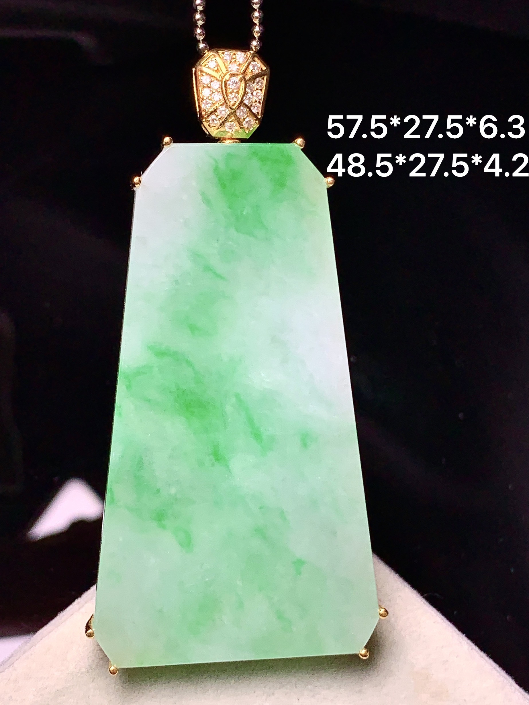 18k金钻镶嵌飘绿无事牌吊坠 玉质细腻 色泽艳丽清新 整体尺寸57.5*27.5*6.3 y9