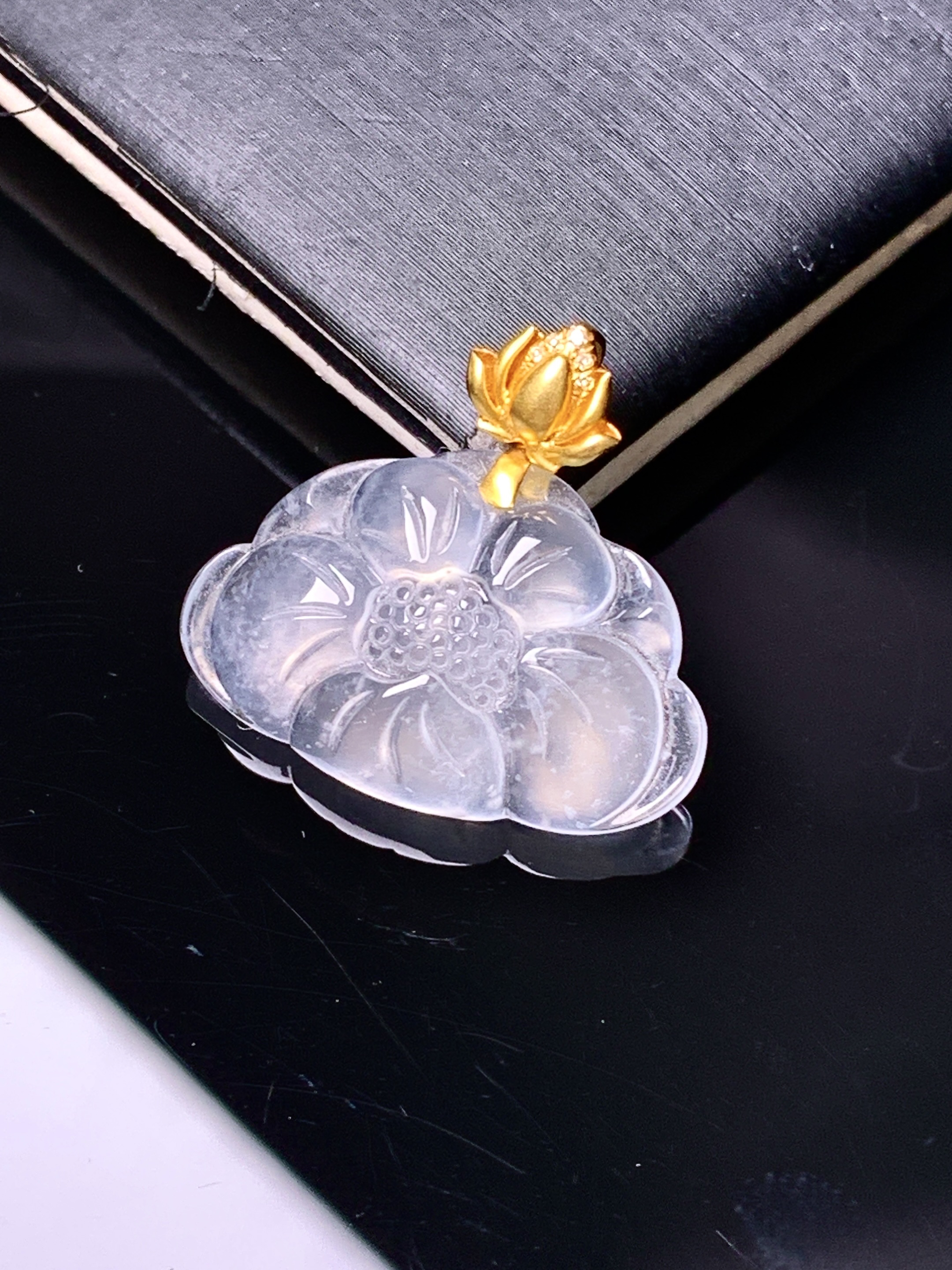 18k金镶嵌冰种莲花吊坠 玉质细腻 色泽艳丽清新 整体尺寸19.6*21*4 d4
