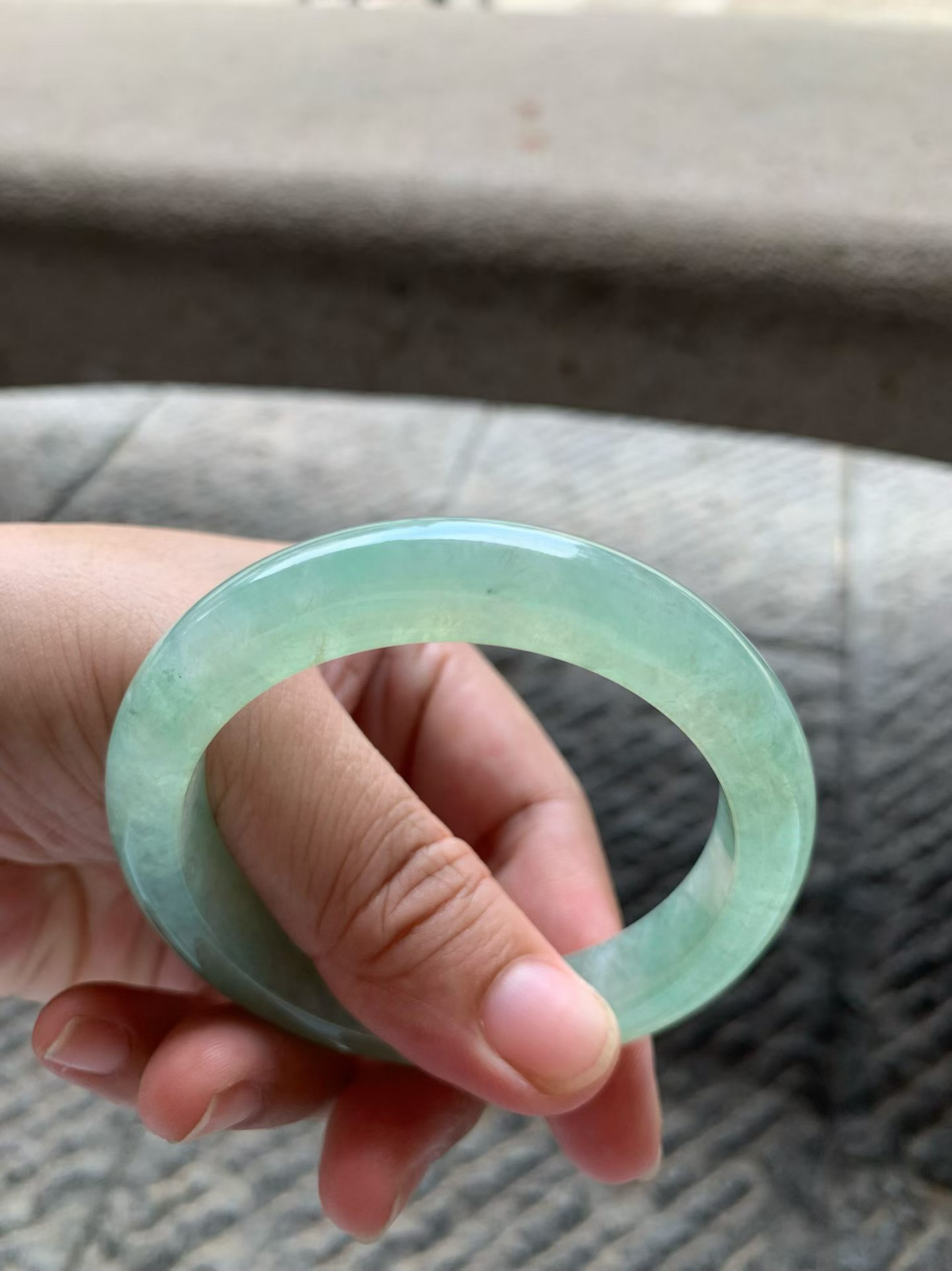 绿水底飘花正圈手镯尺寸54*11.5*8.5 老种通透，水润光泽，整圈绿水底，清透不闷，花色自然，灵动飘逸！
