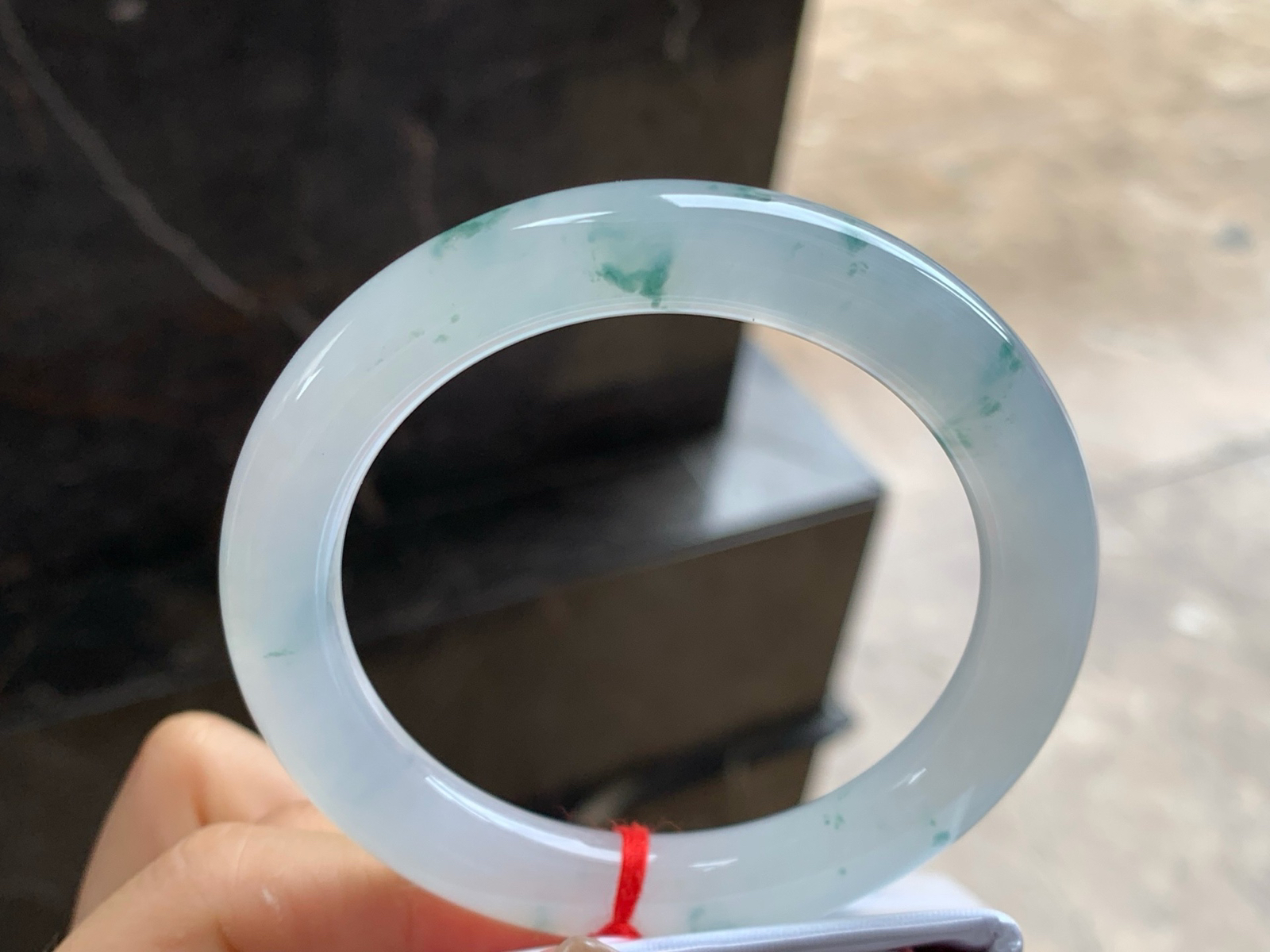 54-10
冰种飘花圆条手镯^_^种水好  飘花点缀