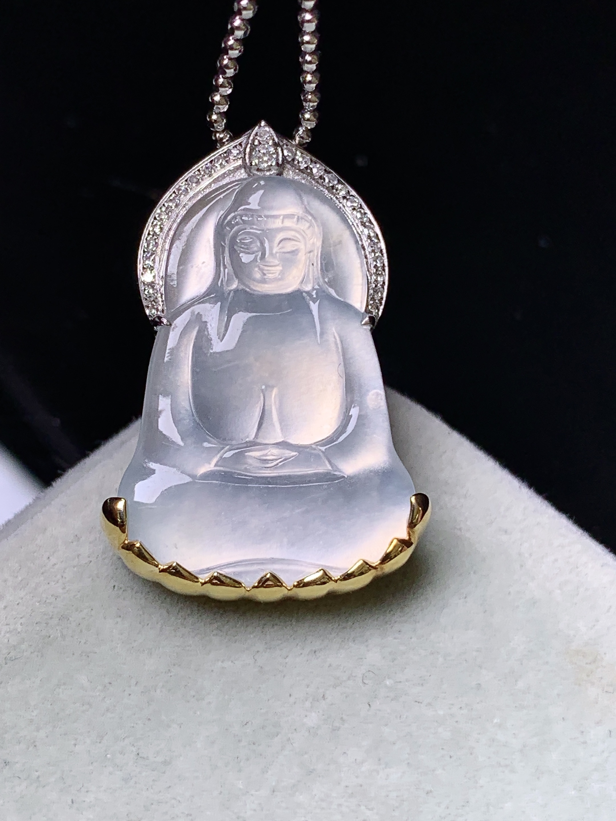 18k金钻镶嵌冰种观音菩萨吊坠 玉质细腻 色泽艳丽清新 整体尺寸26.5*17.8*5.5 k1