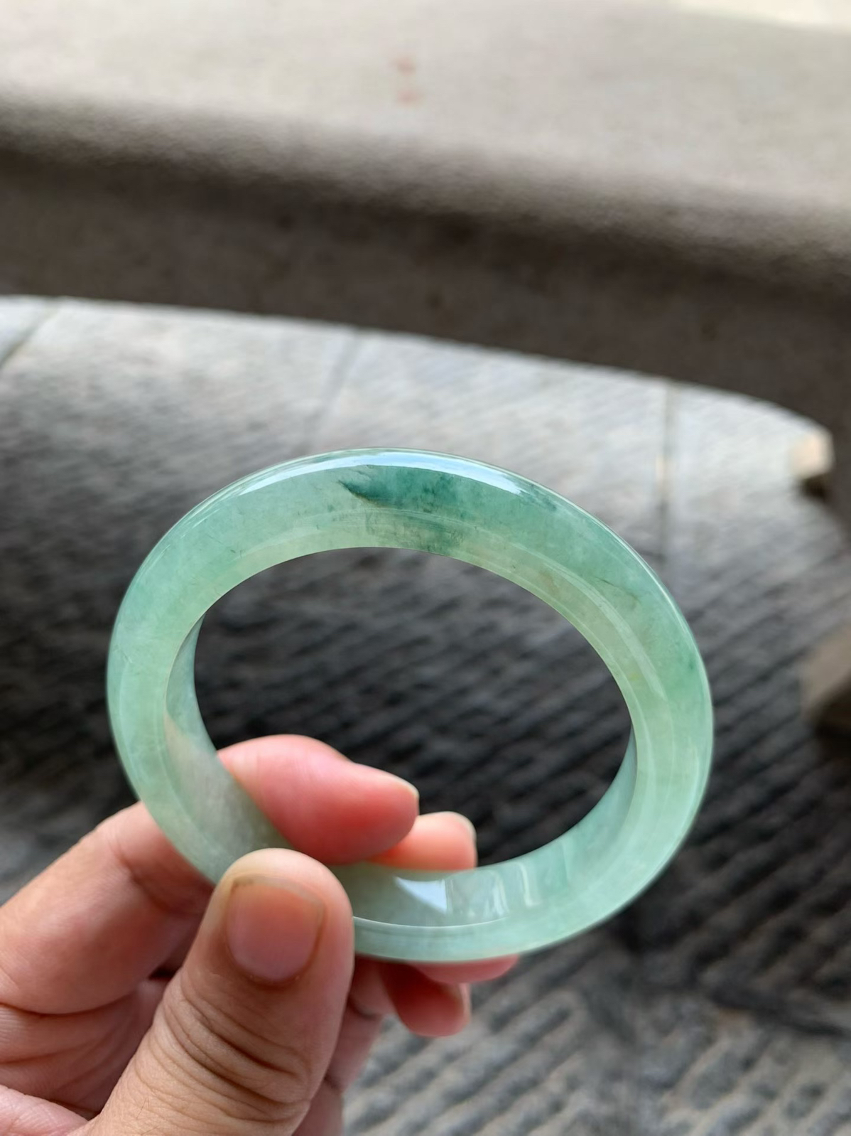 绿水底飘花正圈手镯尺寸54*11.5*8.5 老种通透，水润光泽，整圈绿水底，清透不闷，花色自然，灵动飘逸！