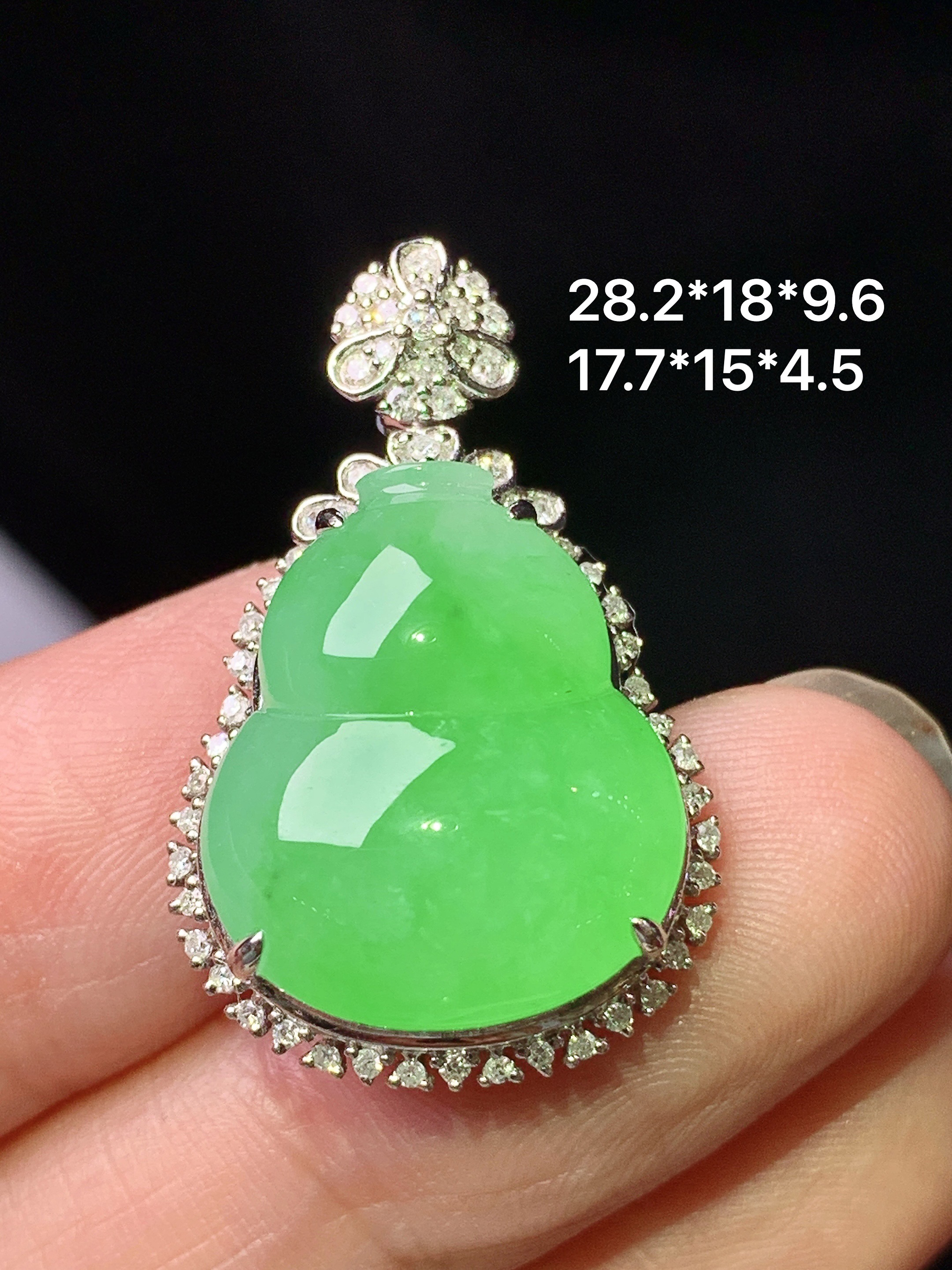 18k金钻镶嵌冰阳绿葫芦吊坠 玉质细腻 色泽艳丽清新 整体尺寸28.2*18*9.6 j6