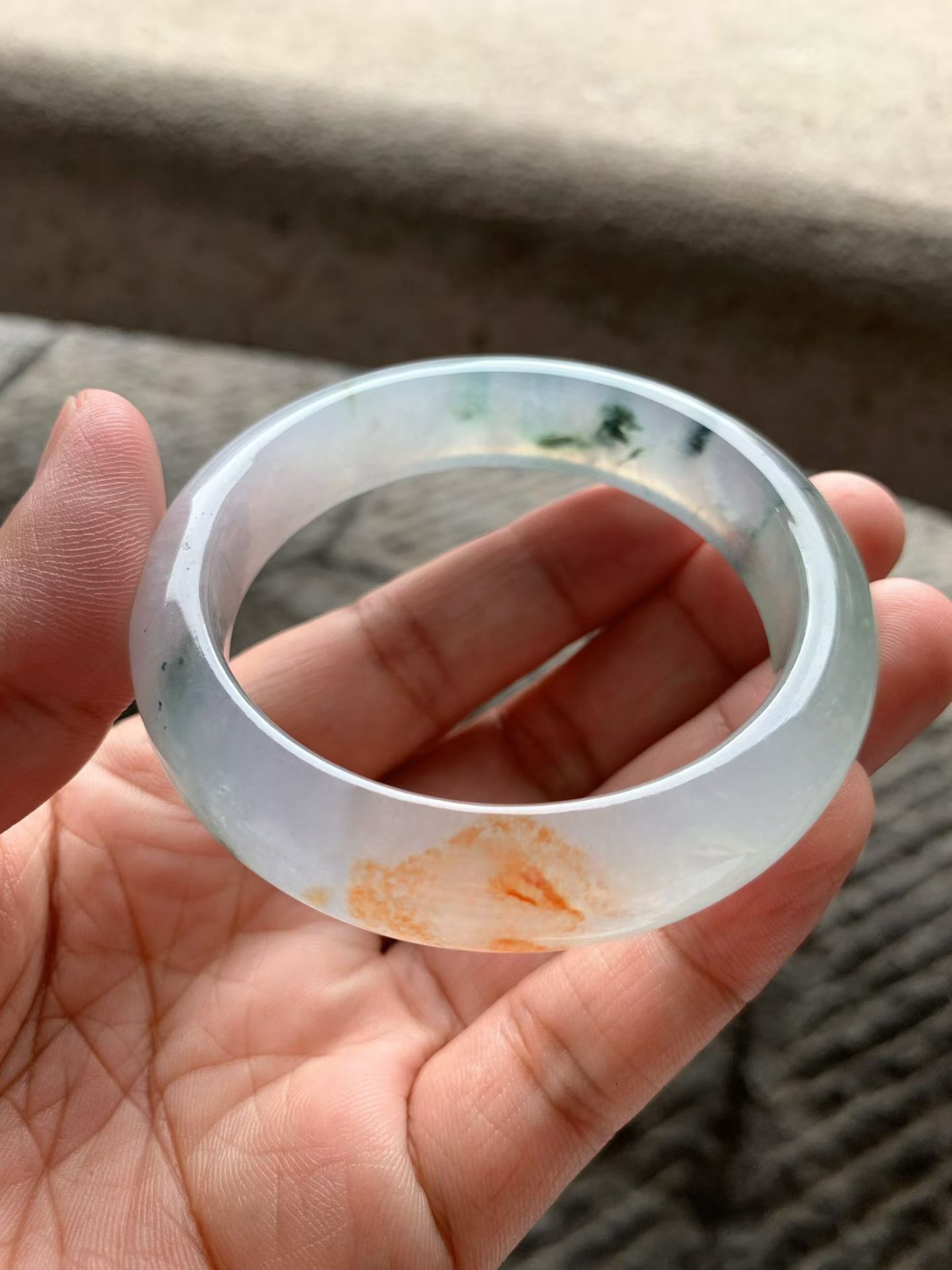 特色红翡飘花正圈手镯尺寸53.5*13*8.2 老种冰透，清润水足，胶润无比，一抹红翡色泽温润柔和