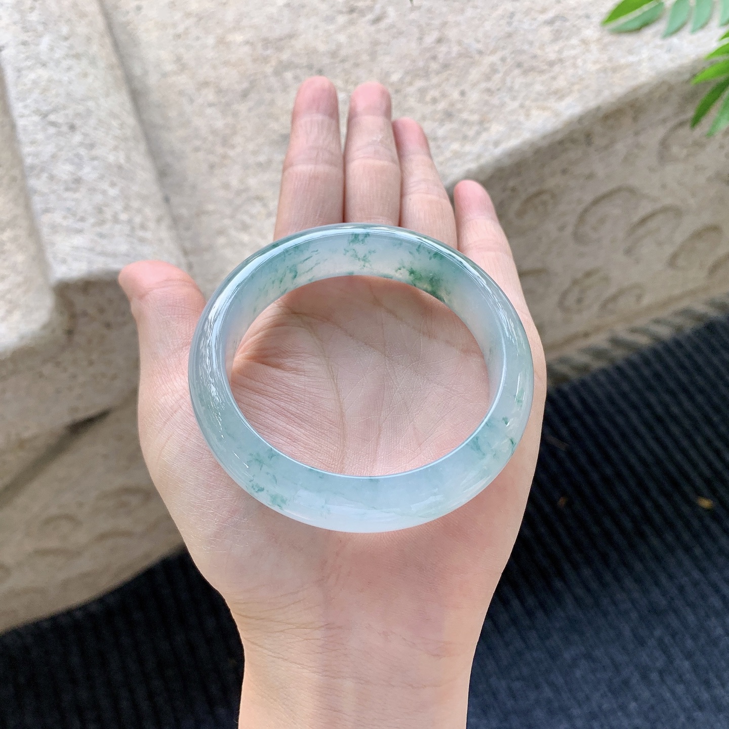 正圈 55 55【圈口】55.7/14.7/8.3【编码】T1070555【描述】糯冰飘花，水润，种老，细腻，打灯有棉线