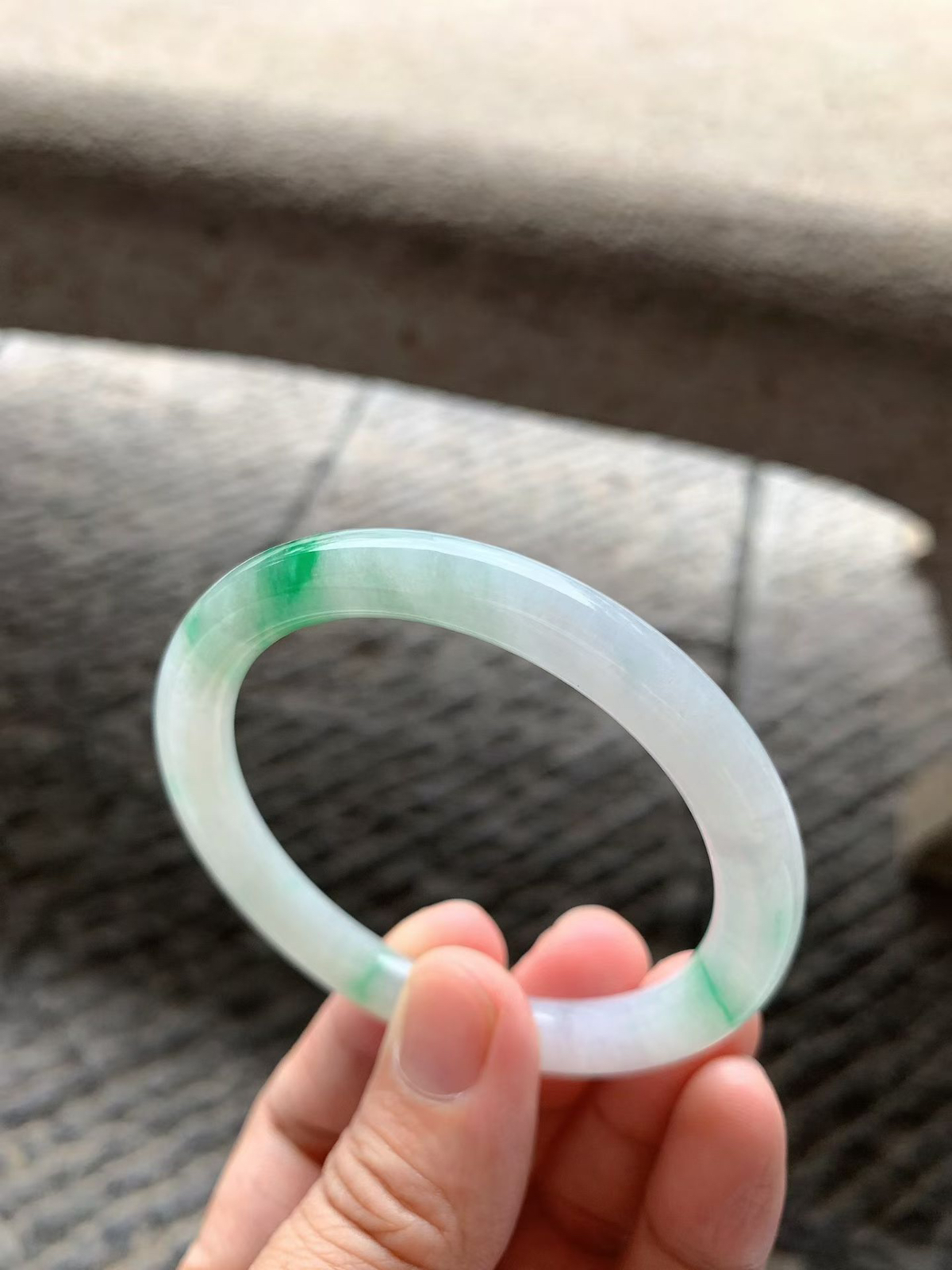 飘阳绿圆条手镯尺寸52*7.5*8 种质细腻，釉洁水润，底子清爽，几抹翠色灵动，绚丽夺目！