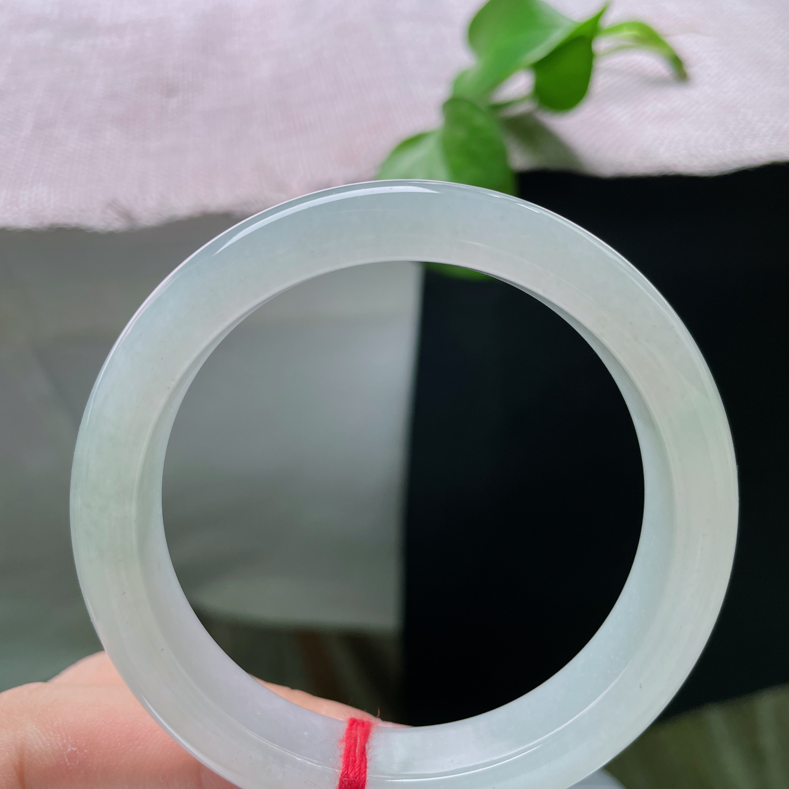 55.9/12.2/8.2，白月光正圈，完美，种老细腻，通体清透莹白，水光柔和澄澈，以纯粹玉质诠释素雅温润之美。ss48076a..