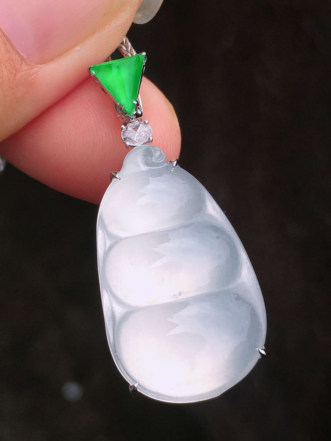 冰种福豆吊坠，玉质细腻，荧光感超
强，饱满圆润，简单大方，尽显优雅气质，18k
金豪华镶嵌