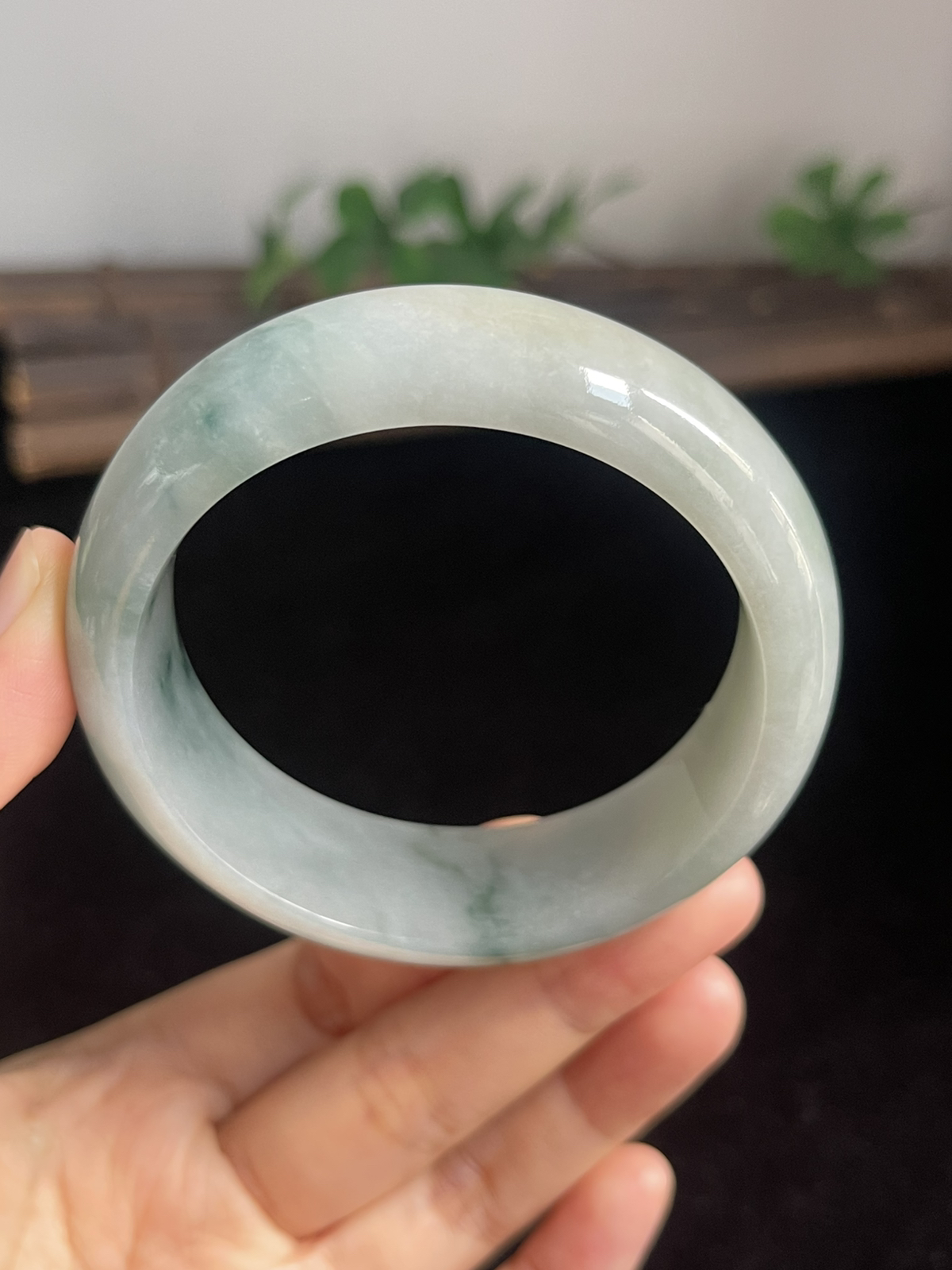 正圈54.8圈口，翡翠糯化种飘绿手镯