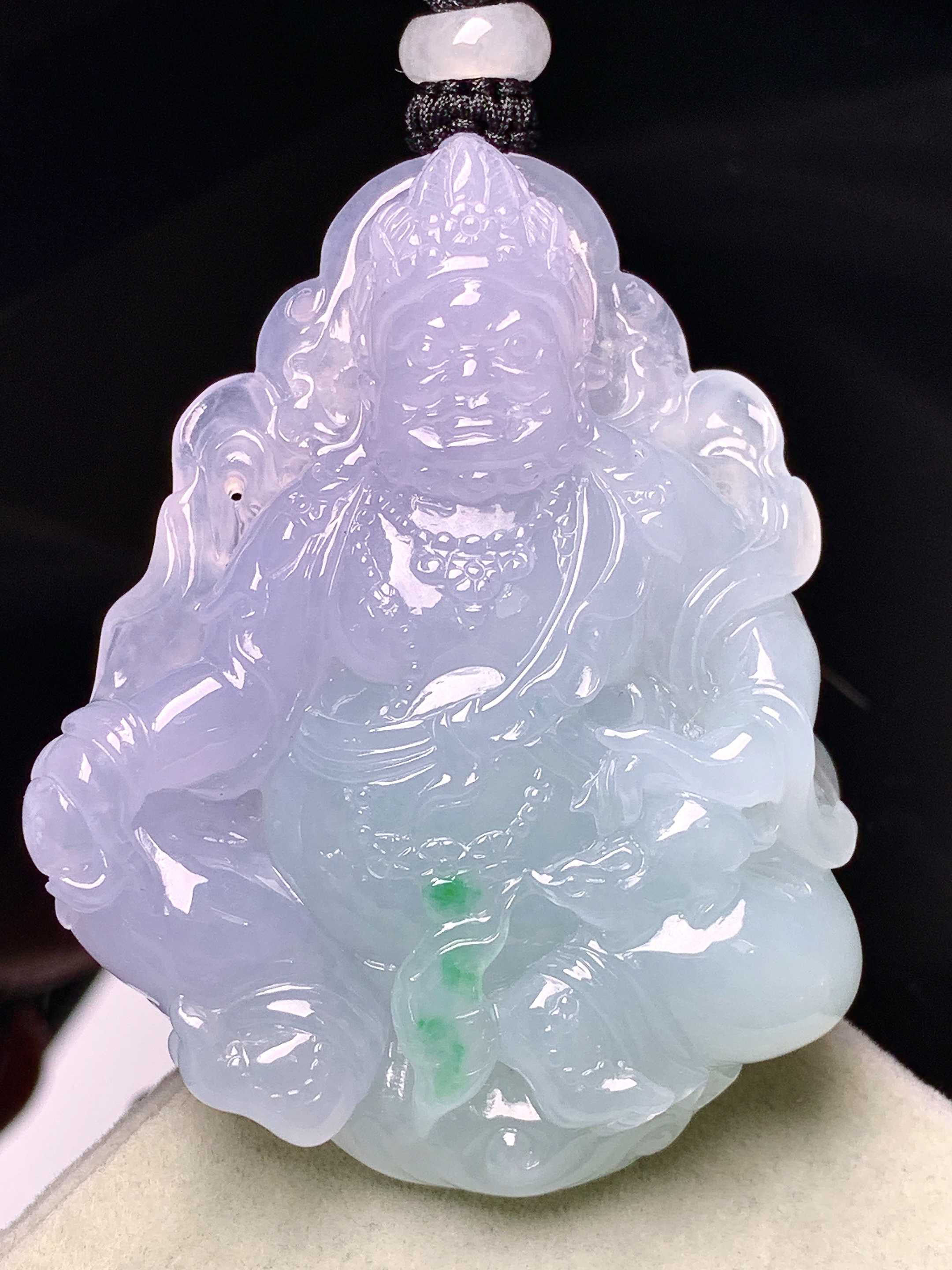 飘绿黄财神吊坠 玉质细腻 色泽艳丽清新 整体尺寸51.5*41*12 a5