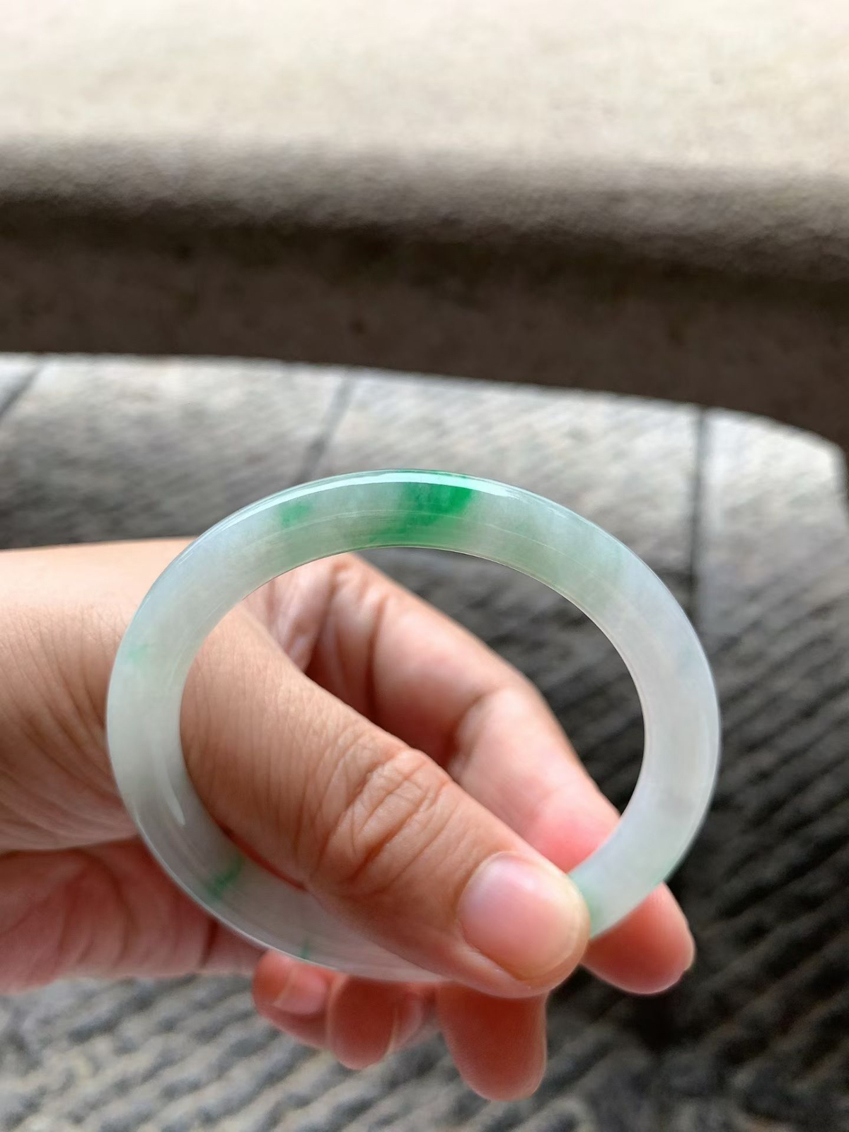 飘阳绿圆条手镯尺寸52*7.5*8 种质细腻，釉洁水润，底子清爽，几抹翠色灵动，绚丽夺目！