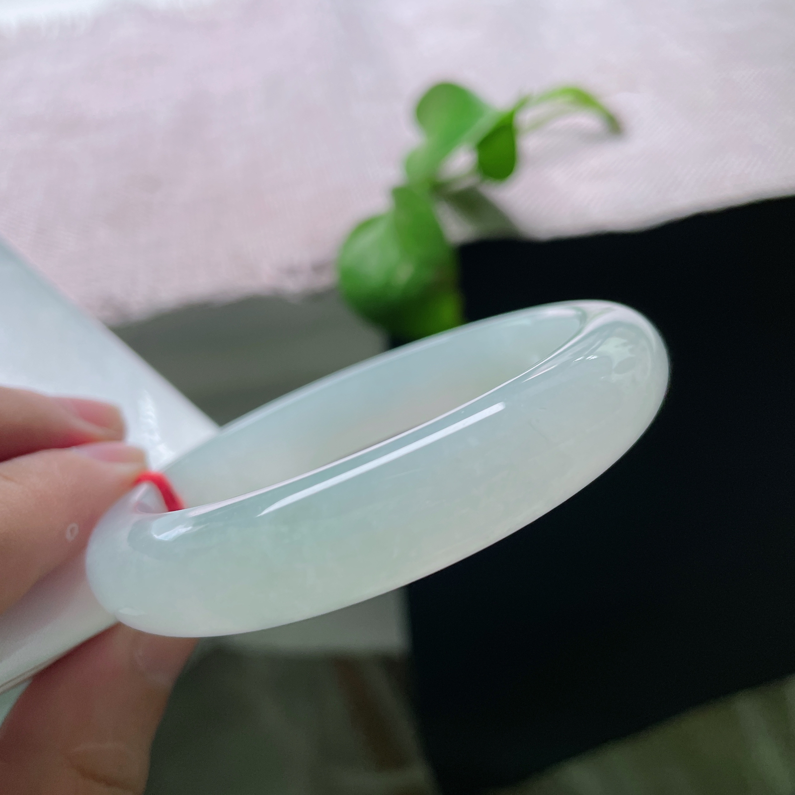 55.9/12.2/8.2，白月光正圈，完美，种老细腻，通体清透莹白，水光柔和澄澈，以纯粹玉质诠释素雅温润之美。ss48076a..