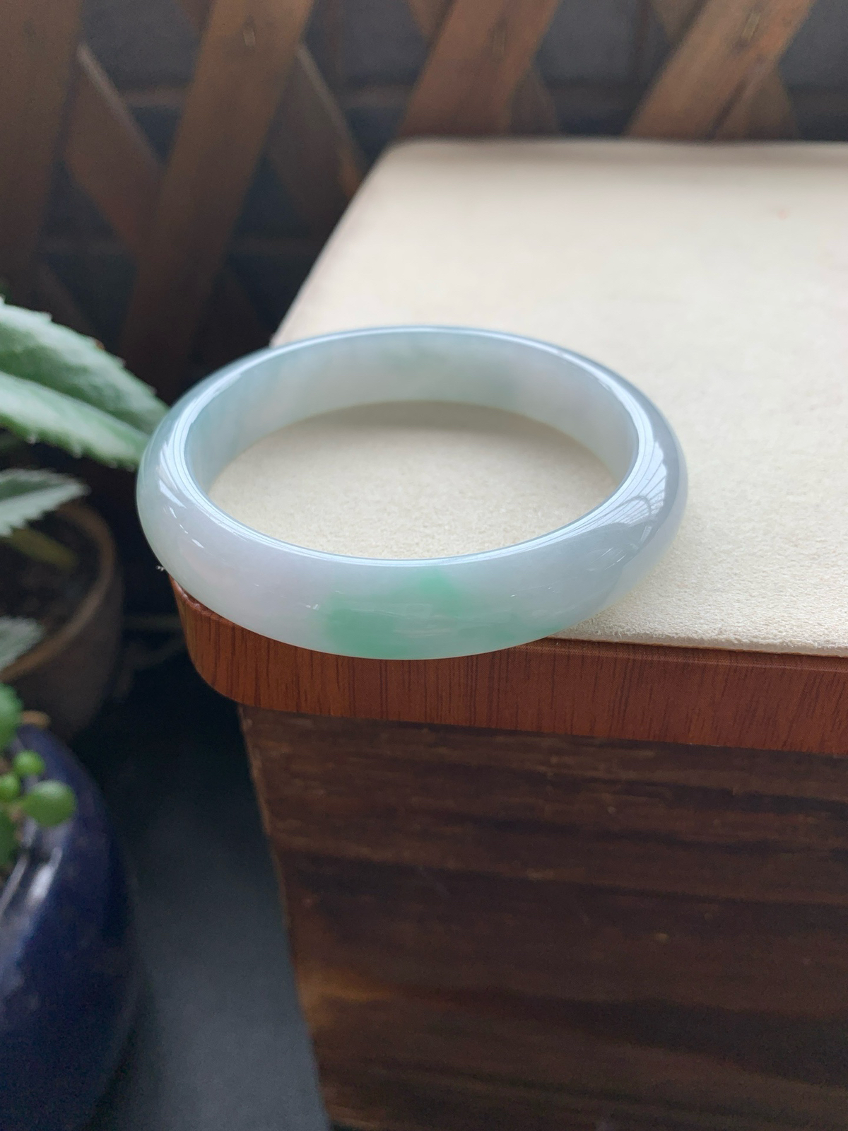 55圈口飘绿手镯