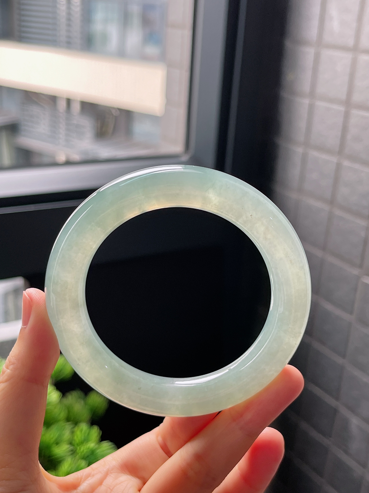 圈口56.3，冰糯浅绿色翡翠圆条手镯